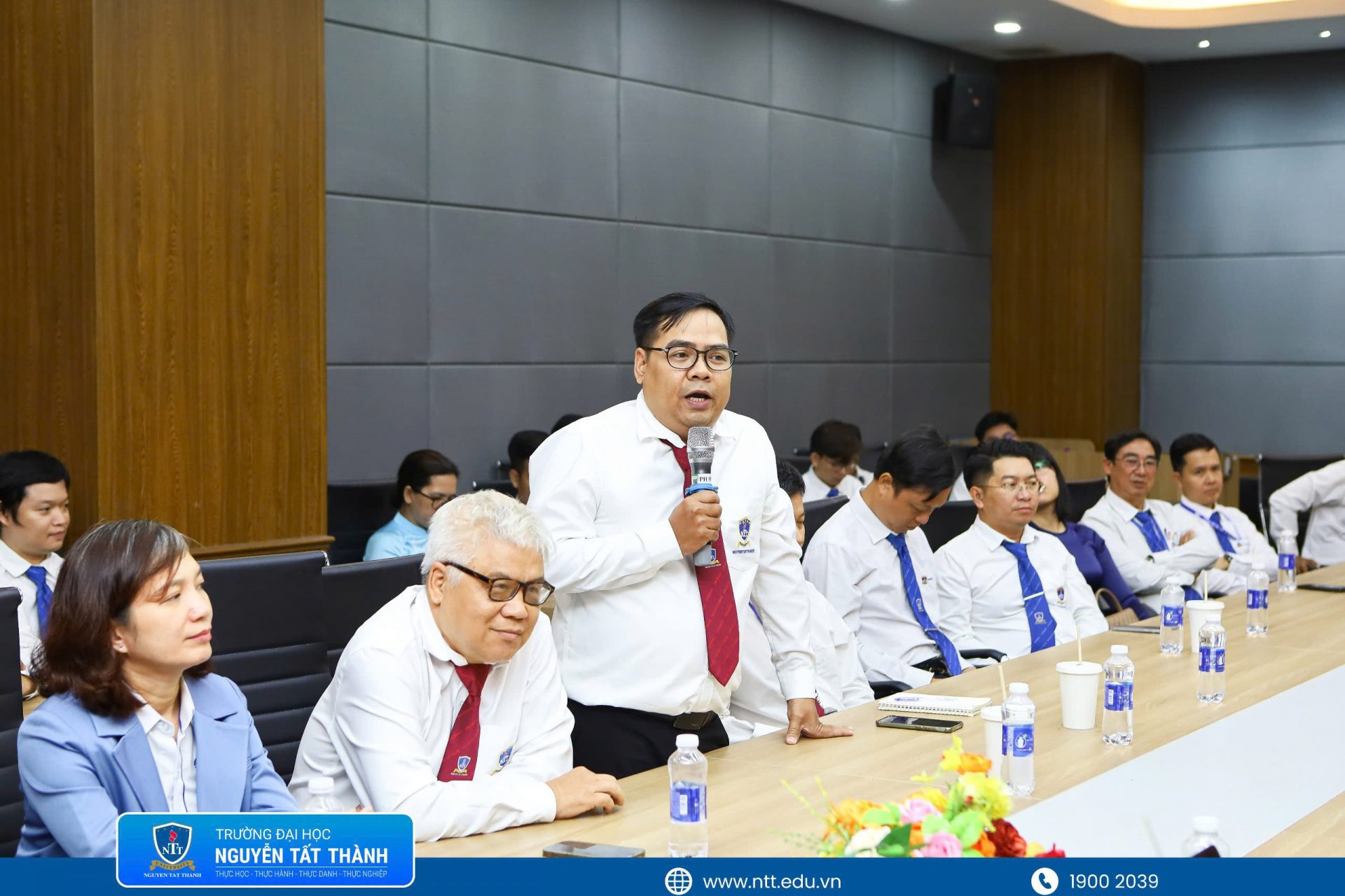 1. Hội thảo ghi nhận nhiều ý kiến trao đổi xoay quanh việc sử dụng AI minh bạch, hiệu quả và có trách nhiệm trong giảng dạy, học tập