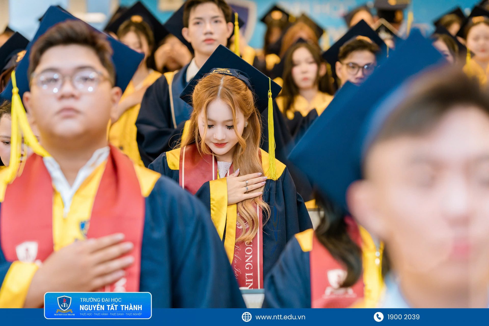 Trong nghi thức tri ân, các tân khoa cùng cúi đầu cảm ơn cha mẹ và gia đình; Trường Đại học Nguyễn Tất Thành cũng trân trọng gửi lời tri ân đến quý phụ huynh vì đã luôn tin tưởng, sẻ chia và cùng Nhà trường nâng bước các em trên hành trình trưởng thành