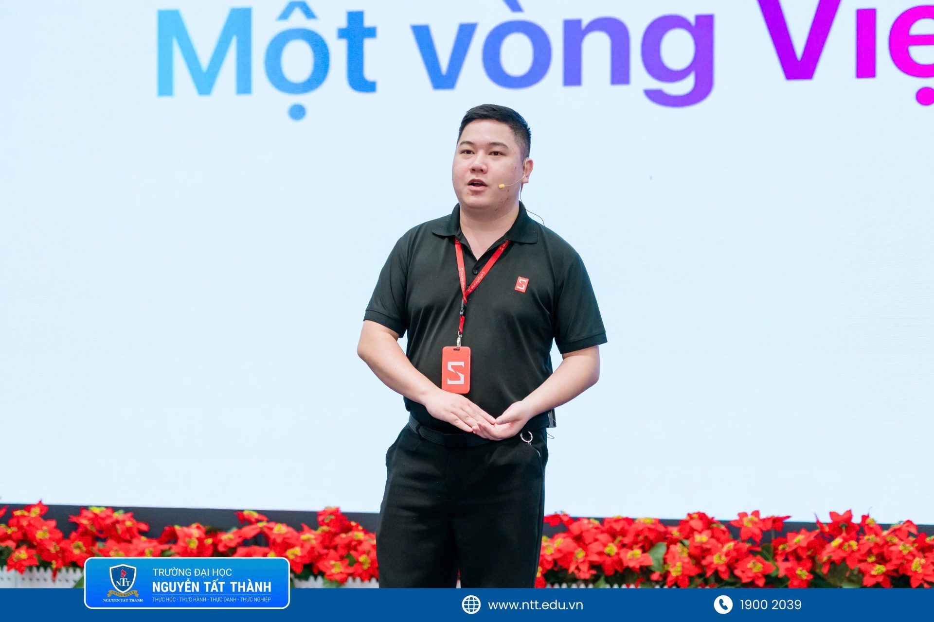Diễn giả trực tiếp hướng dẫn sinh viên khai thác các tính năng hữu ích trên thiết bị Apple.