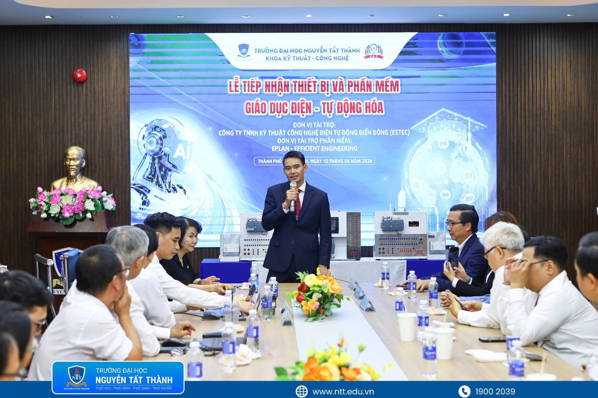 TS. Lê Văn An – Trưởng Khoa Kỹ thuật – Công nghệ phát biểu kết luận hội thảo, định hướng ứng dụng AI minh bạch, hiệu quả trong thời gian tới