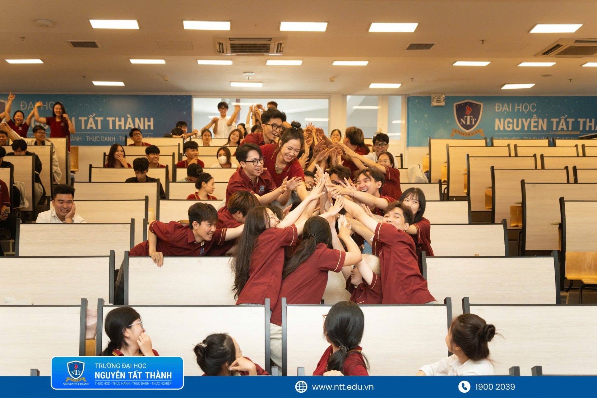 Không khí hội trường trở nên sôi động ngay từ phần khởi động với các hoạt động tương tác cùng diễn giả Bùi Bá Tòng