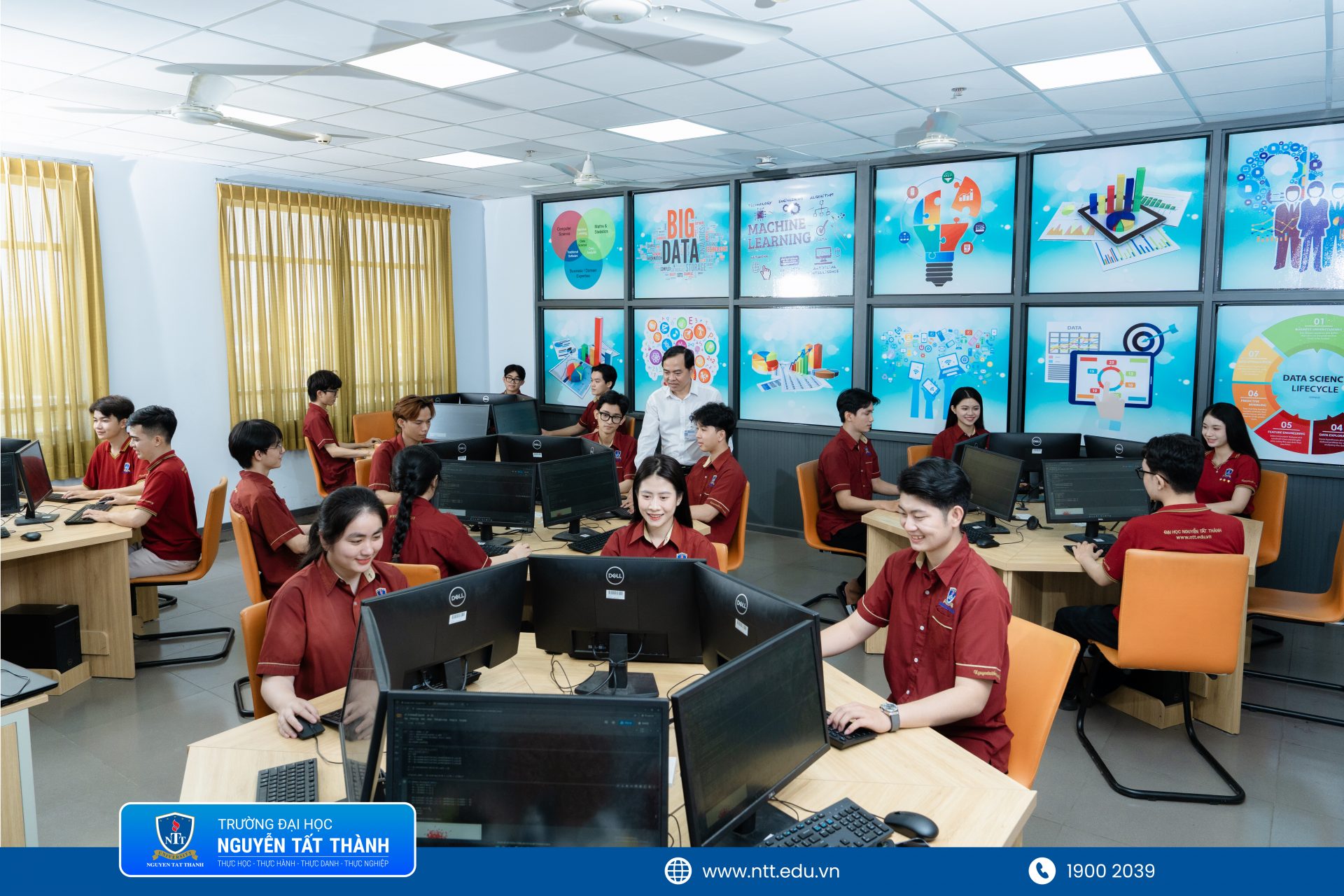 Khoa Công nghệ thông tin, Trường Đại học Nguyễn Tất Thành tạo môi trường học tập gắn với thực hành, đồ án, sân chơi học thuật và trải nghiệm nghề nghiệp, giúp sinh viên từng bước biến kiến thức thành sản phẩm, phát triển năng lực công nghệ và sẵn sàng thích ứng với yêu cầu của thị trường lao động.