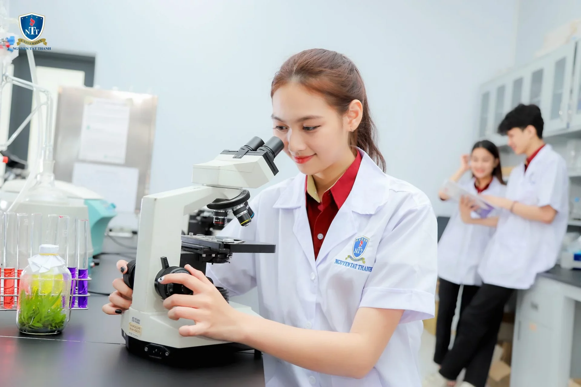 Sinh viên các ngành Vật lý Y khoa, Kỹ thuật Y sinh, Công nghệ kỹ thuật Hóa học và Công nghệ sinh học tại NTTU được học tập, thực hành trong điều kiện cơ sở vật chất hiện đại, đáp ứng yêu cầu đào tạo gắn với nghiên cứu, ứng dụng và nhu cầu thực tiễn.