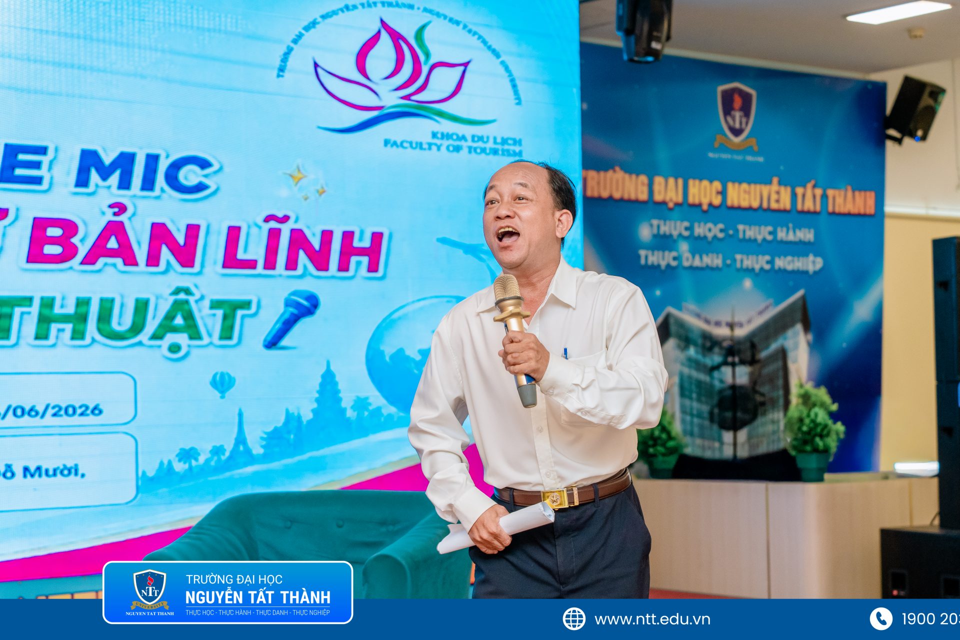 Không khí hội trường trở nên sôi động ngay từ phần khởi động với các hoạt động tương tác cùng diễn giả Bùi Bá Tòng.