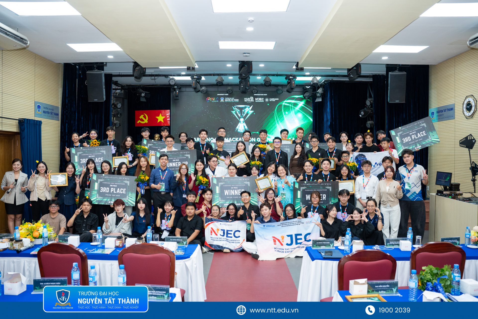 Khoảnh khắc vinh danh các đội thi xuất sắc tại Cardano SEA Hackathon 2026