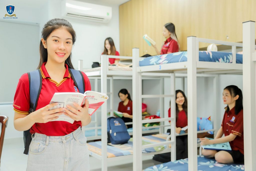 Không gian ký túc xá được thiết kế sạch sẽ, thoáng sáng, góp phần tạo môi trường sinh hoạt ổn định, an toàn và thuận tiện cho sinh viên nữ trong quá trình học tập tại NTTU (2).JPG