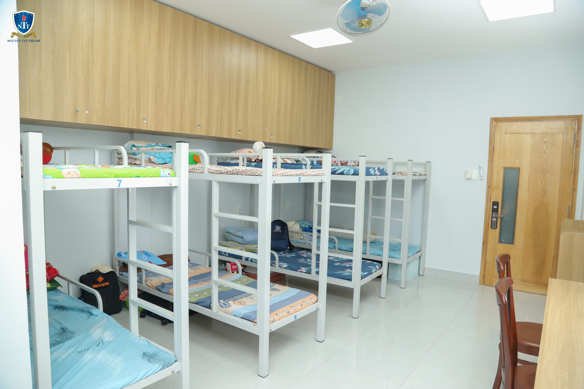Phòng ở tại KTX nữ được bố trí giường tầng, máy lạnh, tủ để đồ và các tiện ích sinh hoạt cơ bản, hỗ trợ sinh viên ổn định cuộc sống khi bắt đầu hành trình đại học (3).JPG