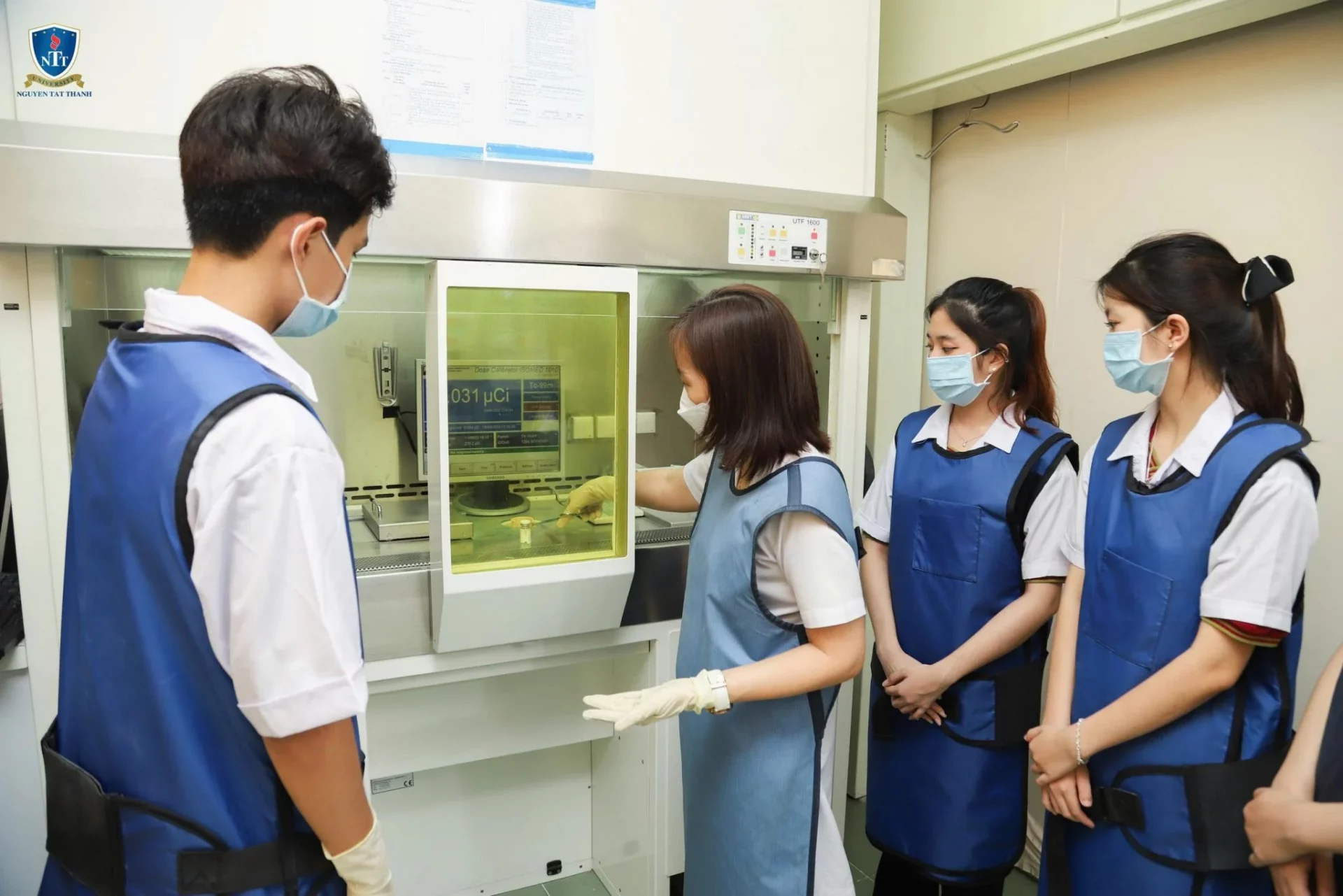 Sinh viên các ngành Vật lý Y khoa, Kỹ thuật Y sinh, Công nghệ kỹ thuật Hóa học và Công nghệ sinh học tại NTTU được học tập, thực hành trong điều kiện cơ sở vật chất hiện đại, đáp ứng yêu cầu đào tạo gắn với nghiên cứu, ứng dụng và nhu cầu thực tiễn.