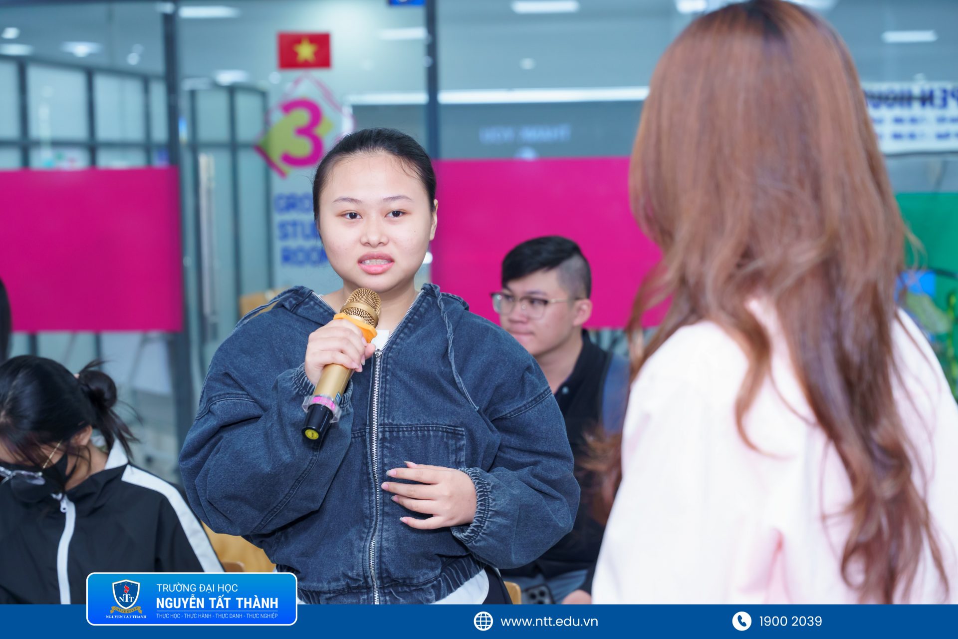 Phần giao lưu, hỏi – đáp diễn ra sôi nổi, giúp sinh viên hiểu rõ hơn cách lựa chọn chất liệu giấy phù hợp với từng sản phẩm như catalogue, bao bì, thiệp mời và bộ nhận diện thương hiệu