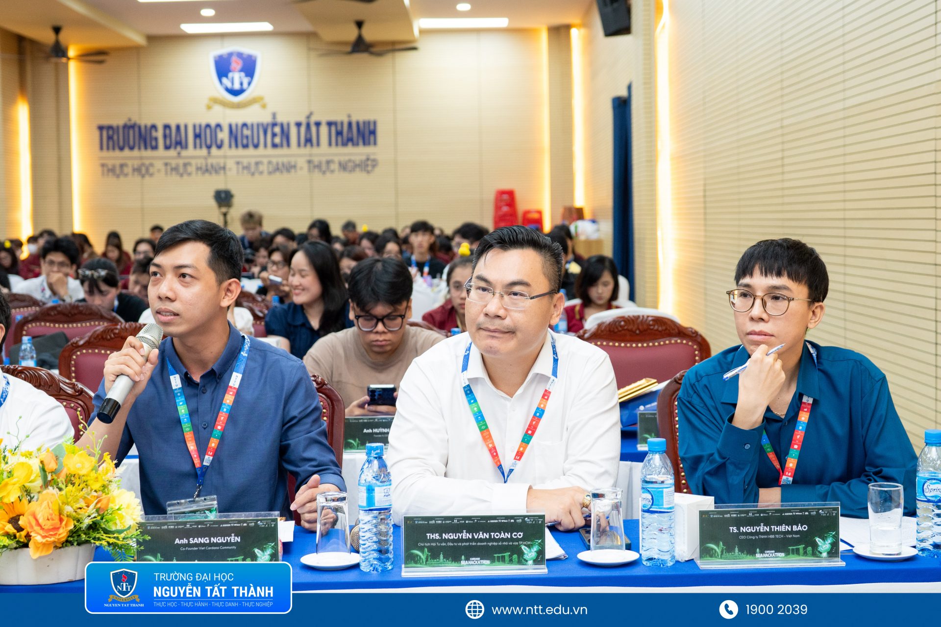 Ban Giám khảo đặt câu hỏi phản biện các đội thi tại vòng Chung kết Cardano SEA Hackathon 2026 (1)