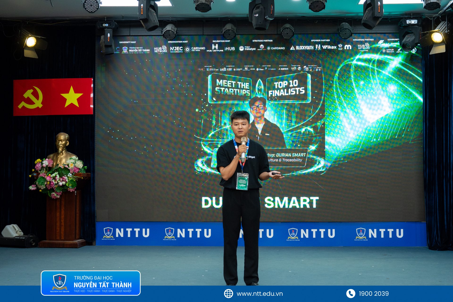 Các đội thi trình bày dự án ứng dụng Blockchain và AI tại vòng Chung kết Cardano SEA Hackathon 2026 (1)