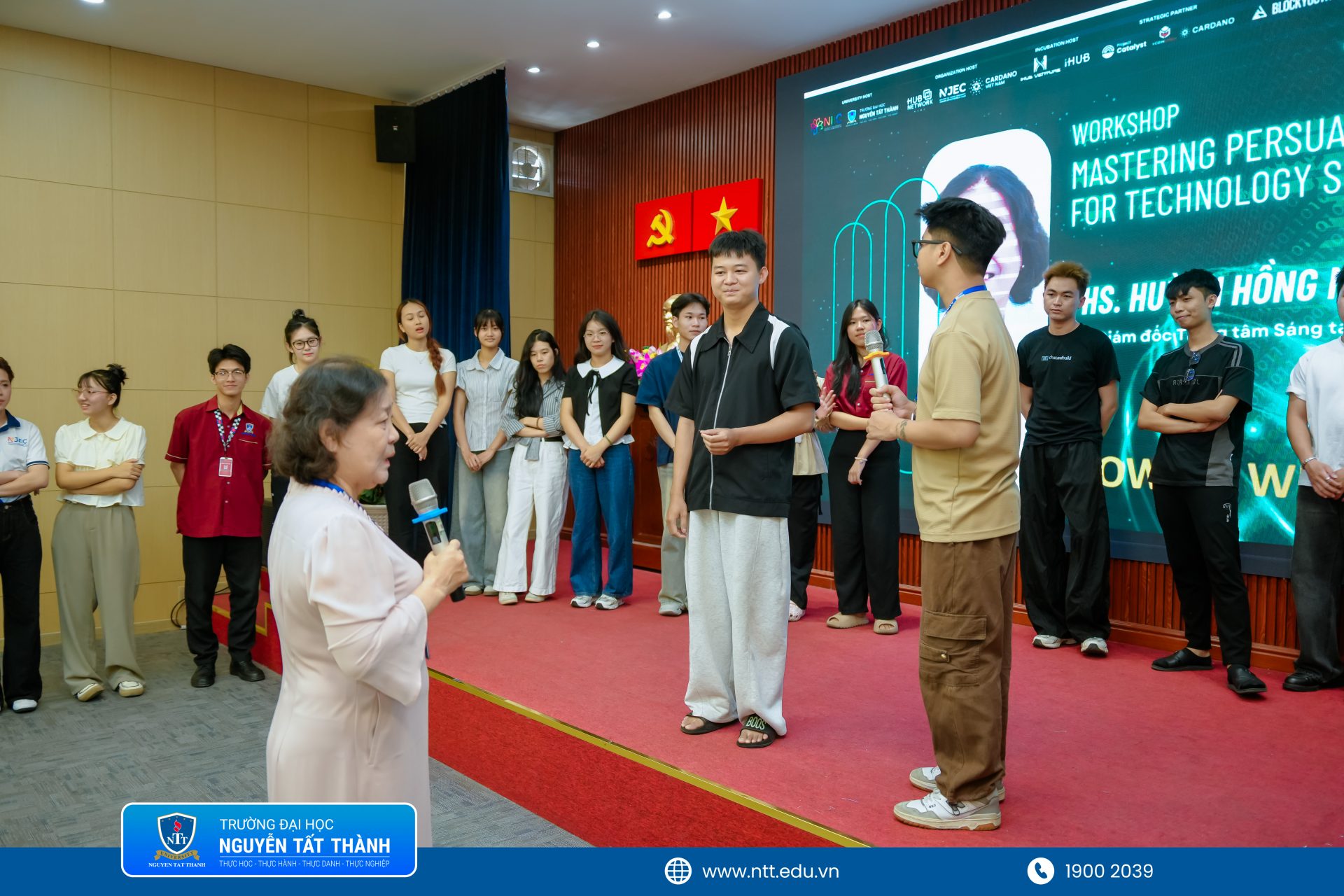 Các đội thi theo dõi phần phân tích tình huống ứng dụng Blockchain trong truy xuất nguồn gốc, chuỗi cung ứng và thương mại điện tử, đồng thời thực hành xây dựng cấu trúc bài pitch nhằm rèn luyện khả năng trình bày ngắn gọn, rõ ràng và thuyết phục.
