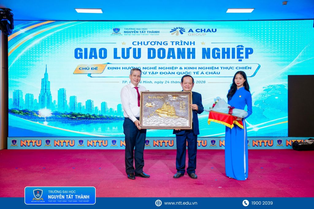 Tặng hoa tri ân 
