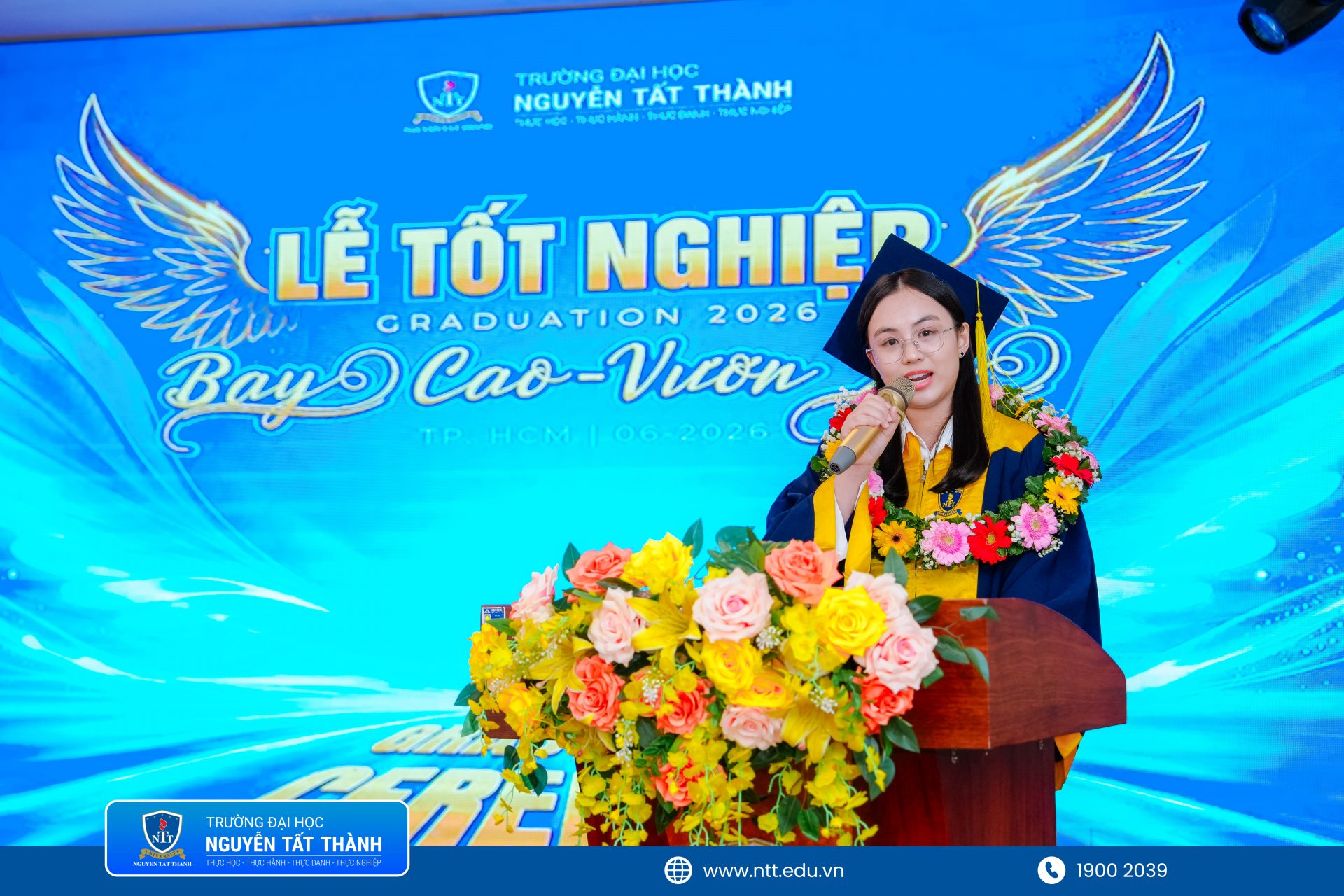Lê Thanh Nhàn – tân khoa ngành Công nghệ thông tin, Khoa Công nghệ thông tin, Trường Đại học Nguyễn Tất Thành, tốt nghiệp với GPA 3,89/4,0 – đại diện các tân khoa phát biểu, truyền cảm hứng bằng câu chuyện một nữ sinh dám khác biệt khi lựa chọn theo đuổi lĩnh vực công nghệ và bền bỉ khẳng định năng lực của mình. 