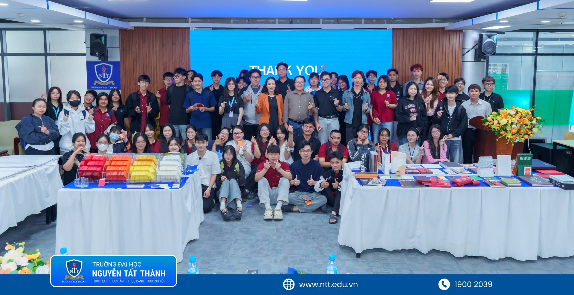 1. Workshop Paper Talk: “Nghe giấy kể chuyện” thu hút gần 200 sinh viên ngành Thiết kế đồ họa NTTU tham gia, mang đến góc nhìn thực tế về vai trò của chất liệu giấy trong thiết kế hiện đại.