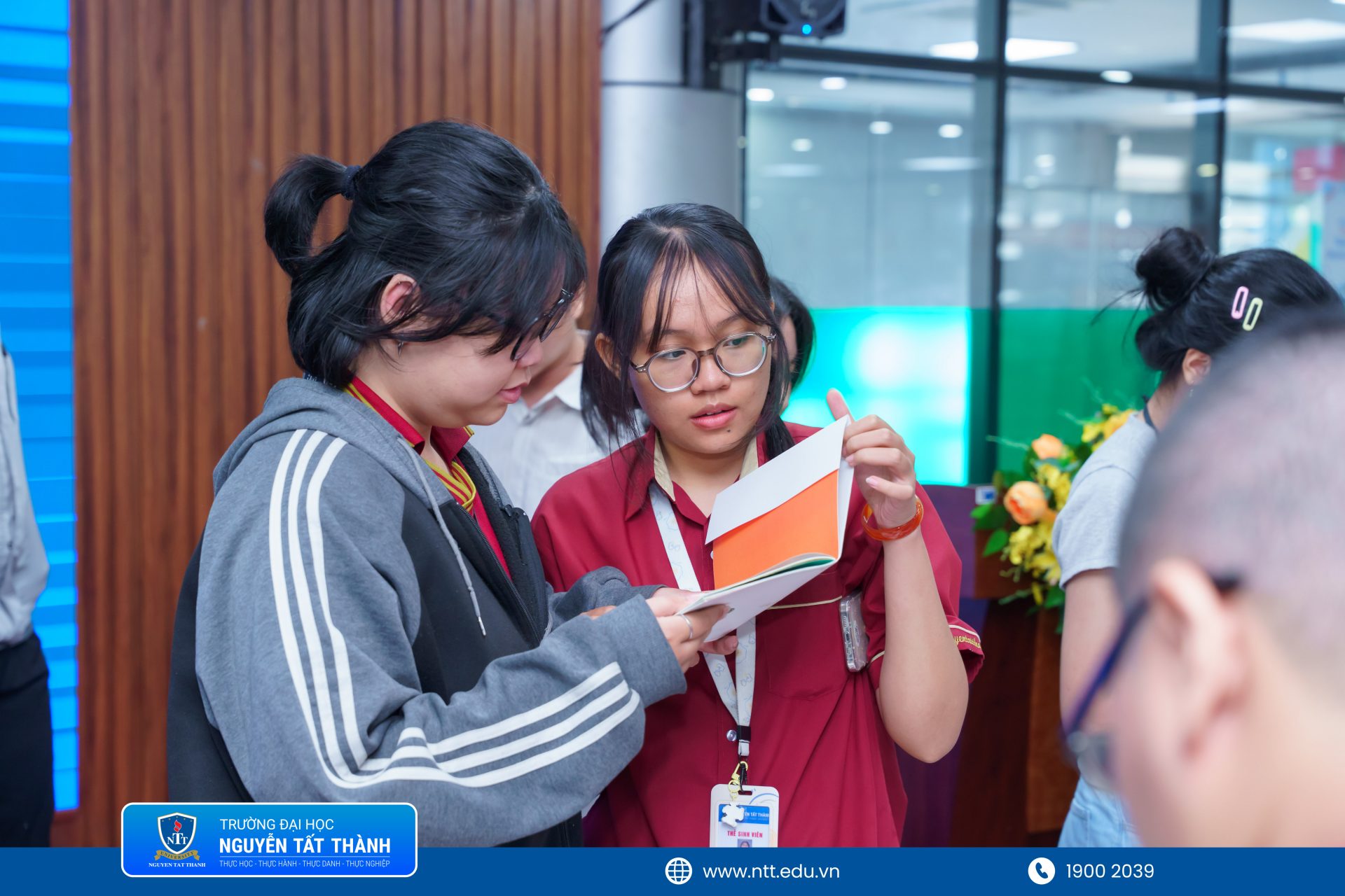 Sinh viên ngành Thiết kế đồ họa NTTU trực tiếp quan sát, cảm nhận và tìm hiểu đặc tính của nhiều dòng giấy mỹ thuật được ứng dụng trong các sản phẩm thiết kế chuyên nghiệp