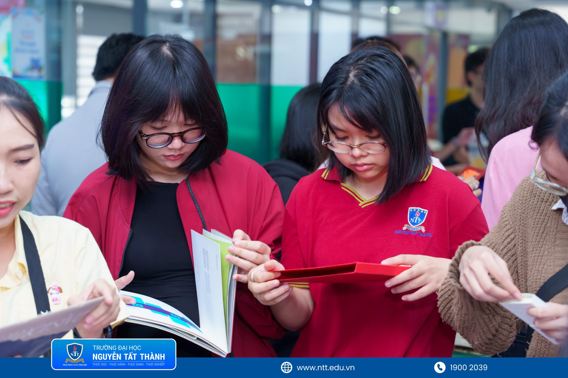 Sinh viên ngành Thiết kế đồ họa NTTU trực tiếp quan sát, cảm nhận và tìm hiểu đặc tính của nhiều dòng giấy mỹ thuật được ứng dụng trong các sản phẩm thiết kế chuyên nghiệp