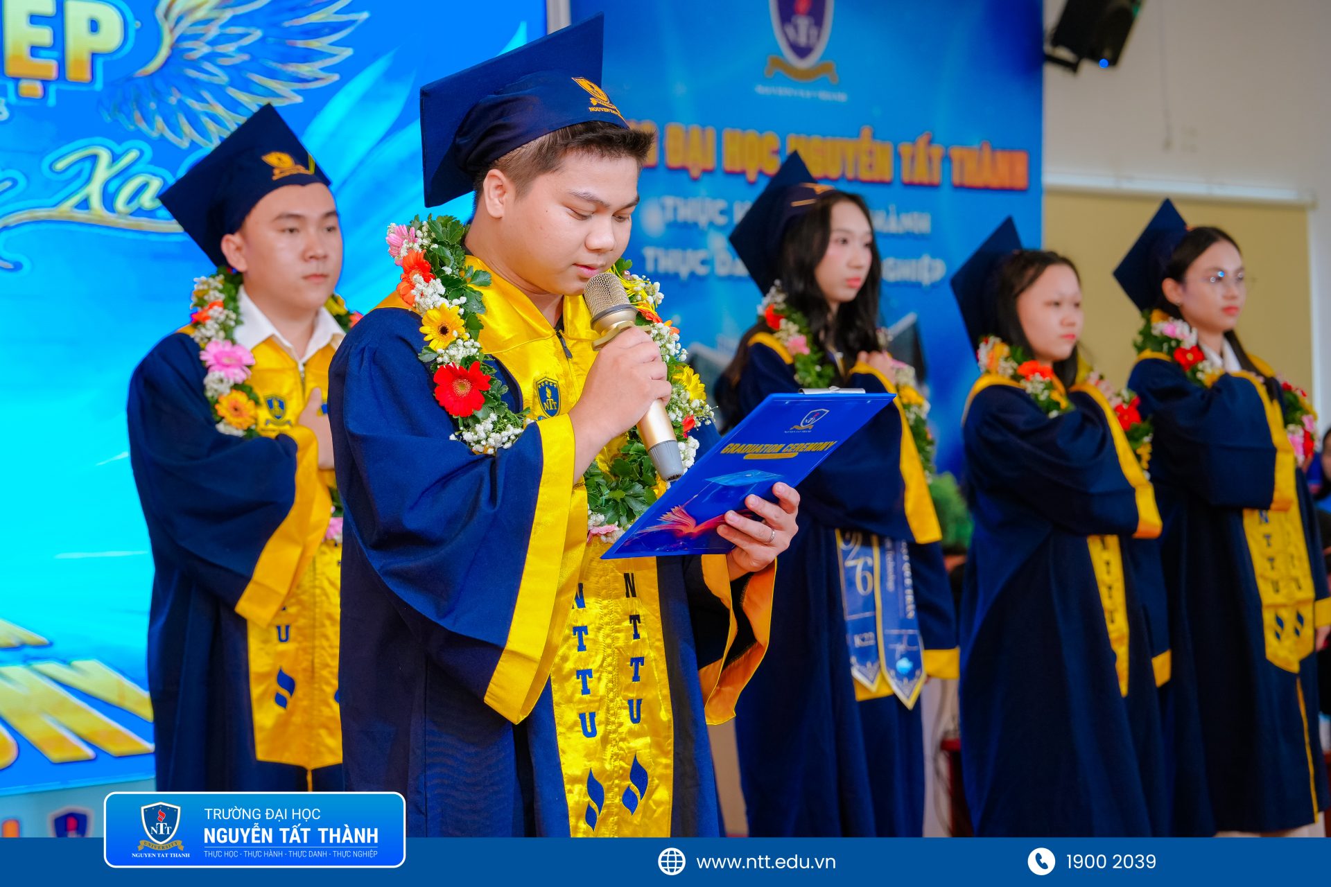 Tân khoa tiêu biểu đại diện toàn thể sinh viên đọc lời hứa nghề nghiệp, khẳng định quyết tâm làm việc bằng tri thức, đạo đức và tinh thần trách nhiệm với xã hội.