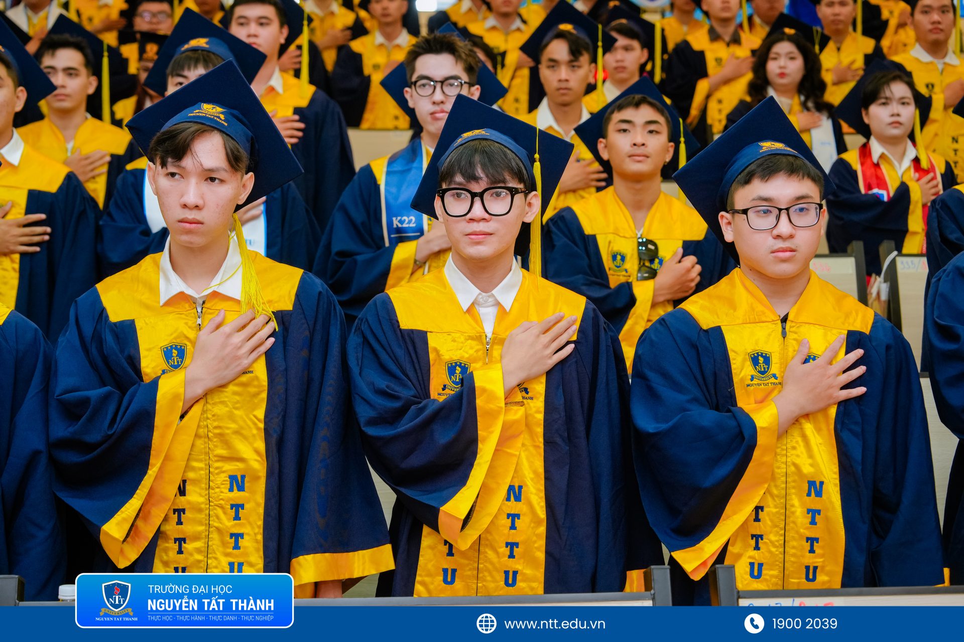Tân khoa tiêu biểu đại diện toàn thể sinh viên đọc lời hứa nghề nghiệp, khẳng định quyết tâm làm việc bằng tri thức, đạo đức và tinh thần trách nhiệm với xã hội.