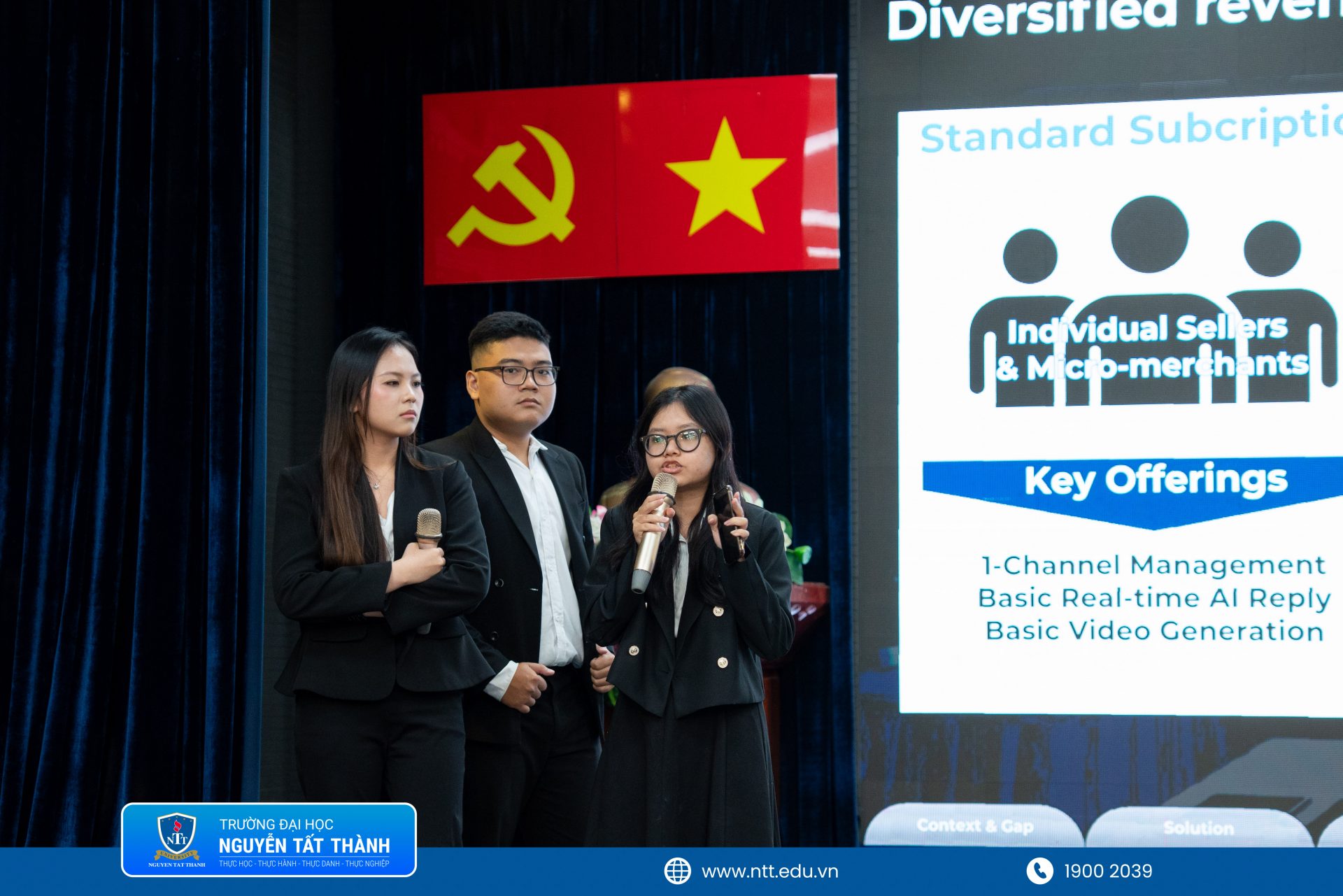 Các đội thi trình bày dự án ứng dụng Blockchain và AI tại vòng Chung kết Cardano SEA Hackathon 2026 (1)
