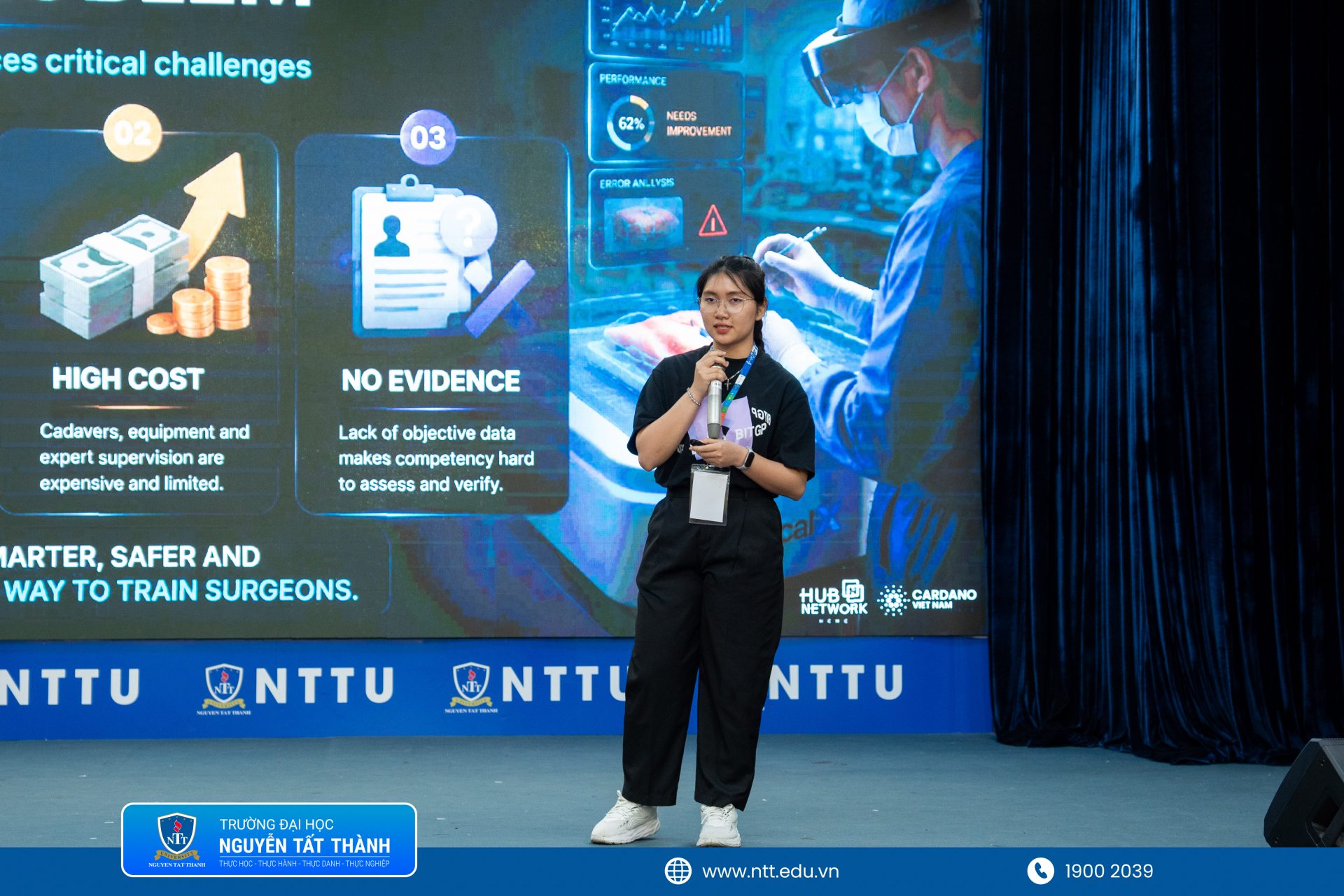 Các đội thi trình bày dự án ứng dụng Blockchain và AI tại vòng Chung kết Cardano SEA Hackathon 2026 (1)