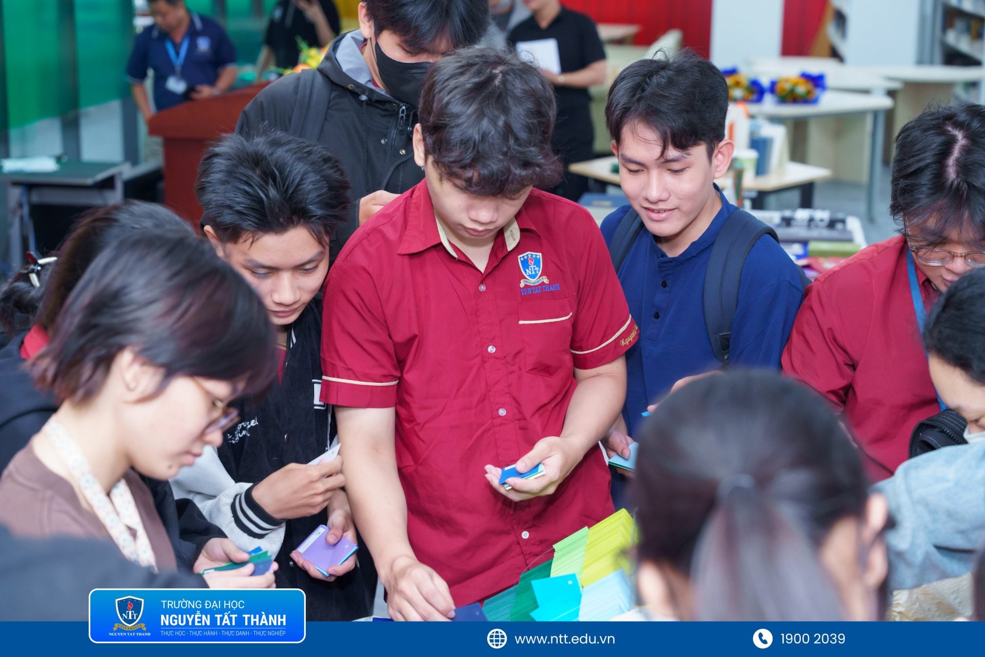Workshop Paper Talk là hoạt động kết nối doanh nghiệp thiết thực, góp phần giúp sinh viên Thiết kế đồ họa NTTU mở rộng tư duy sáng tạo và tiếp cận gần hơn với thực tiễn nghề nghiệp.