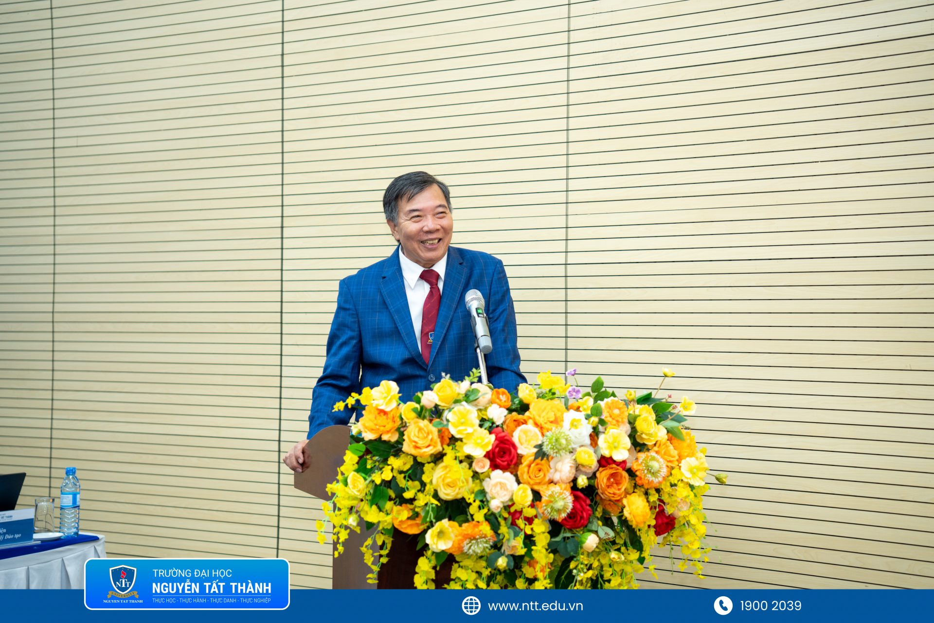 NGƯT. PGS.TS. Nguyễn Kim Hồng – Hiệu trưởng Trường Đại học Nguyễn Tất Thành phát biểu chỉ đạo tại chương trình “Đối thoại giữa sinh viên với Lãnh đạo Nhà trường năm học 2025 – 2026”, gửi gắm thông điệp về tinh thần lắng nghe, đồng hành và lấy người học làm trung tâm