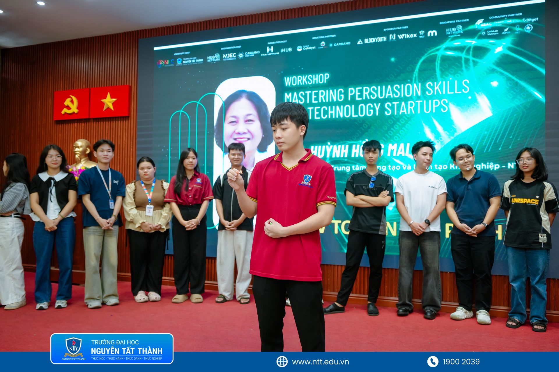 Các đội thi theo dõi phần phân tích tình huống ứng dụng Blockchain trong truy xuất nguồn gốc, chuỗi cung ứng và thương mại điện tử, đồng thời thực hành xây dựng cấu trúc bài pitch nhằm rèn luyện khả năng trình bày ngắn gọn, rõ ràng và thuyết phục.