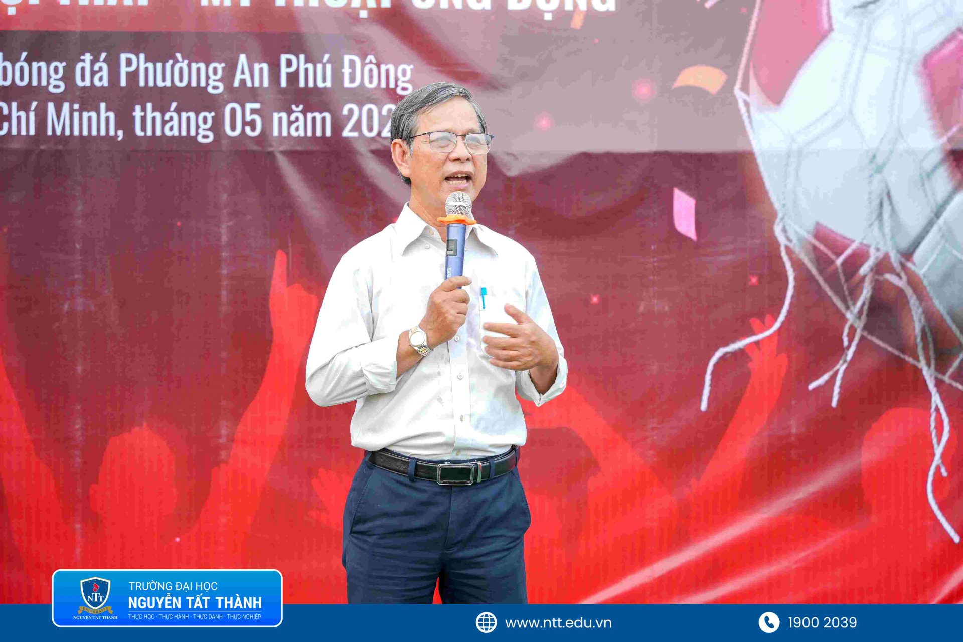 TS. Mã Văn Phúc - Phó trưởng khoa Kiến trúc – Nội thất – Mỹ thuật ứng dụng phát biểu tại buổi lễ khai mạc