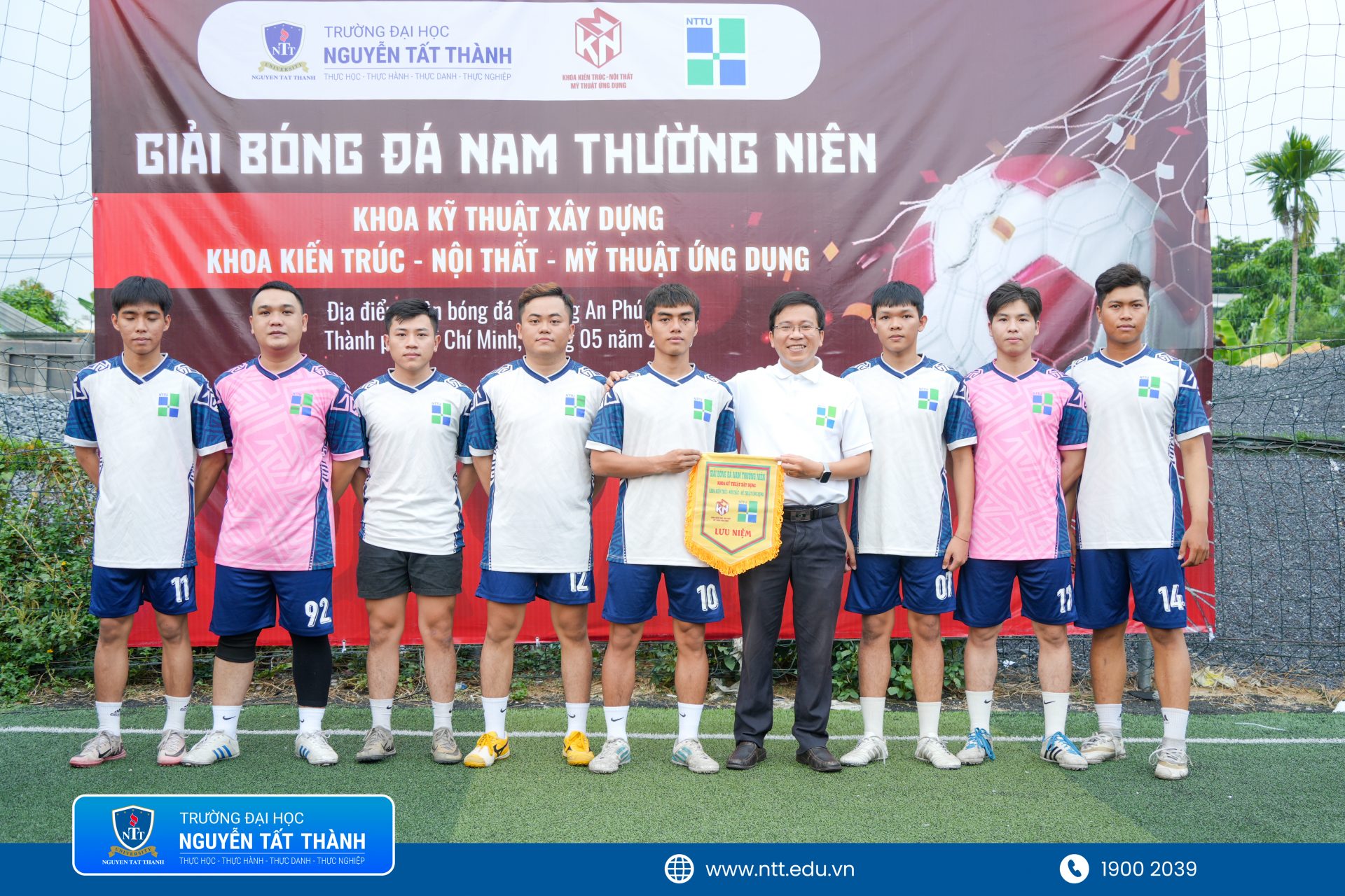 Những tấm huy chương, giấy khen là phần thưởng cho tinh thần thể thao và sự nổ lực, đoàn kết của các cá nhân và tập thể