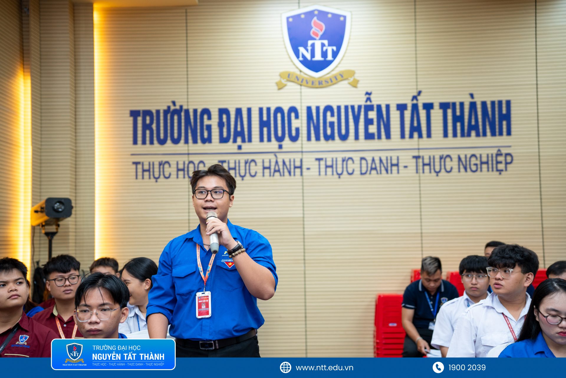 Sinh viên Trường Đại học Nguyễn Tất Thành đặt câu hỏi, đóng góp ý kiến tại chương trình “Đối thoại giữa sinh viên với Lãnh đạo Nhà trường năm học 2025 – 2026”, thể hiện tinh thần chủ động, thẳng thắn và trách nhiệm trong việc cùng Nhà trường xây dựng môi trường học tập ngày càng chất lượng
