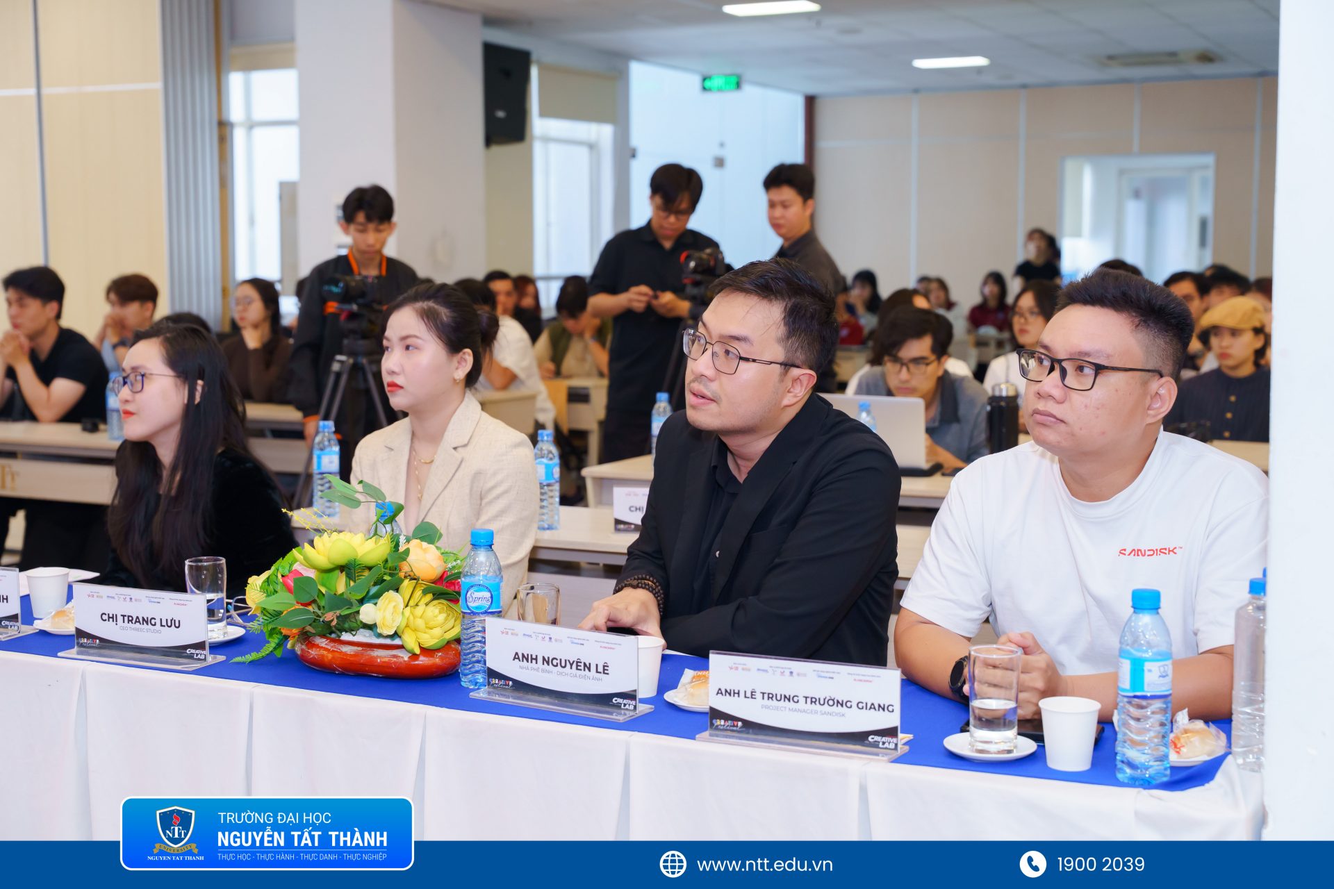 Vòng Pitching chương trình Kính Vạn Hoa – Creative Lab mùa 3 diễn ra tại Trường Đại học Nguyễn Tất Thành, thu hút 20 dự án phim và nhạc phim cùng hơn 200 sinh viên tham dự