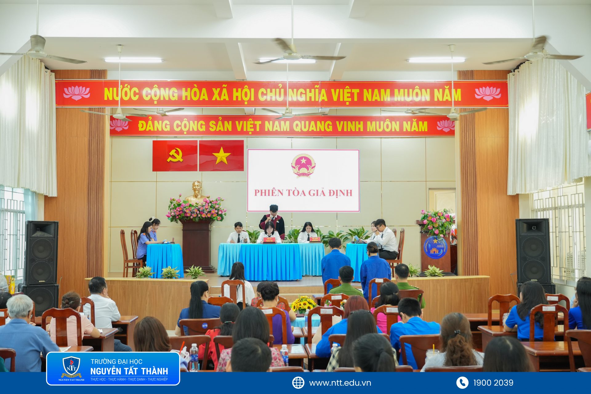 Sinh viên Khoa Luật NTTU tham gia phiên tòa giả định trong nhiều vai trò như hội đồng xét xử, kiểm sát viên, luật sư và người tham gia tố tụng