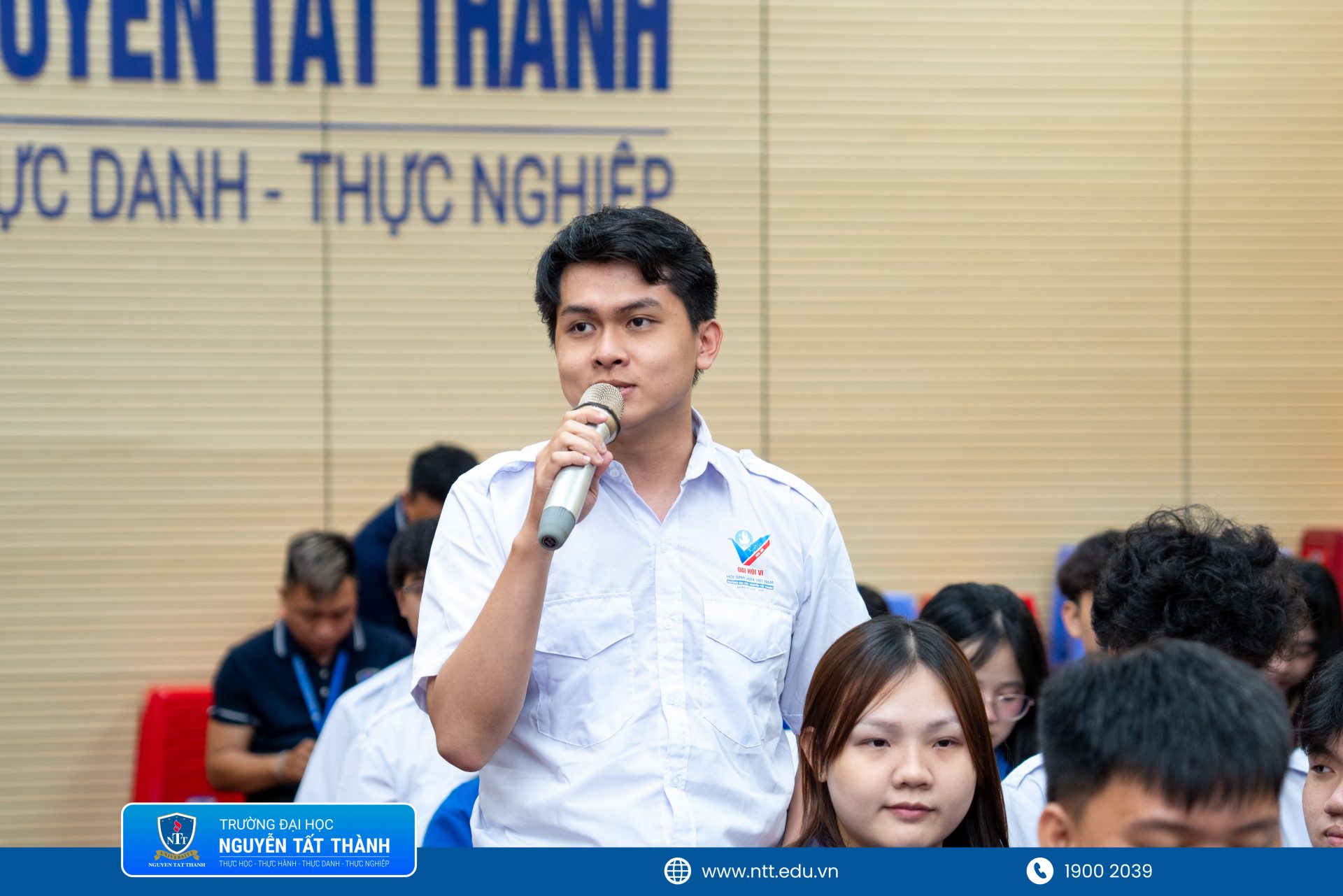 Sinh viên Trường Đại học Nguyễn Tất Thành đặt câu hỏi, đóng góp ý kiến tại chương trình “Đối thoại giữa sinh viên với Lãnh đạo Nhà trường năm học 2025 – 2026”, thể hiện tinh thần chủ động, thẳng thắn và trách nhiệm trong việc cùng Nhà trường xây dựng môi trường học tập ngày càng chất lượng