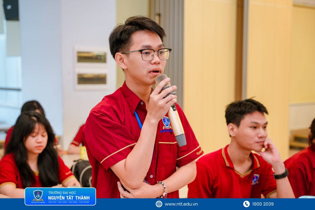 sinh viên thảo luận câu hỏi