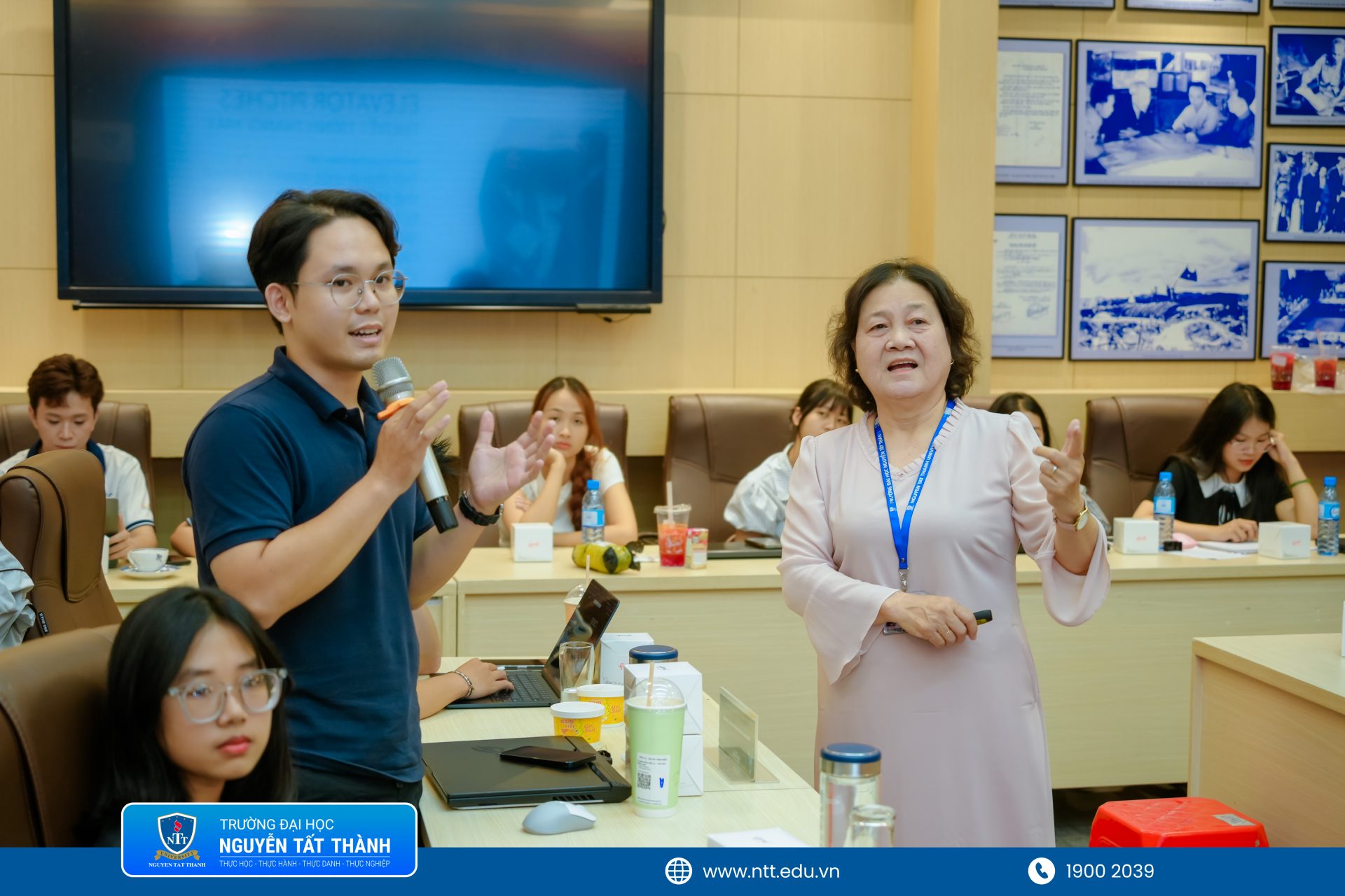 Các đội thi theo dõi phần phân tích tình huống ứng dụng Blockchain trong truy xuất nguồn gốc, chuỗi cung ứng và thương mại điện tử, đồng thời thực hành xây dựng cấu trúc bài pitch nhằm rèn luyện khả năng trình bày ngắn gọn, rõ ràng và thuyết phục.
