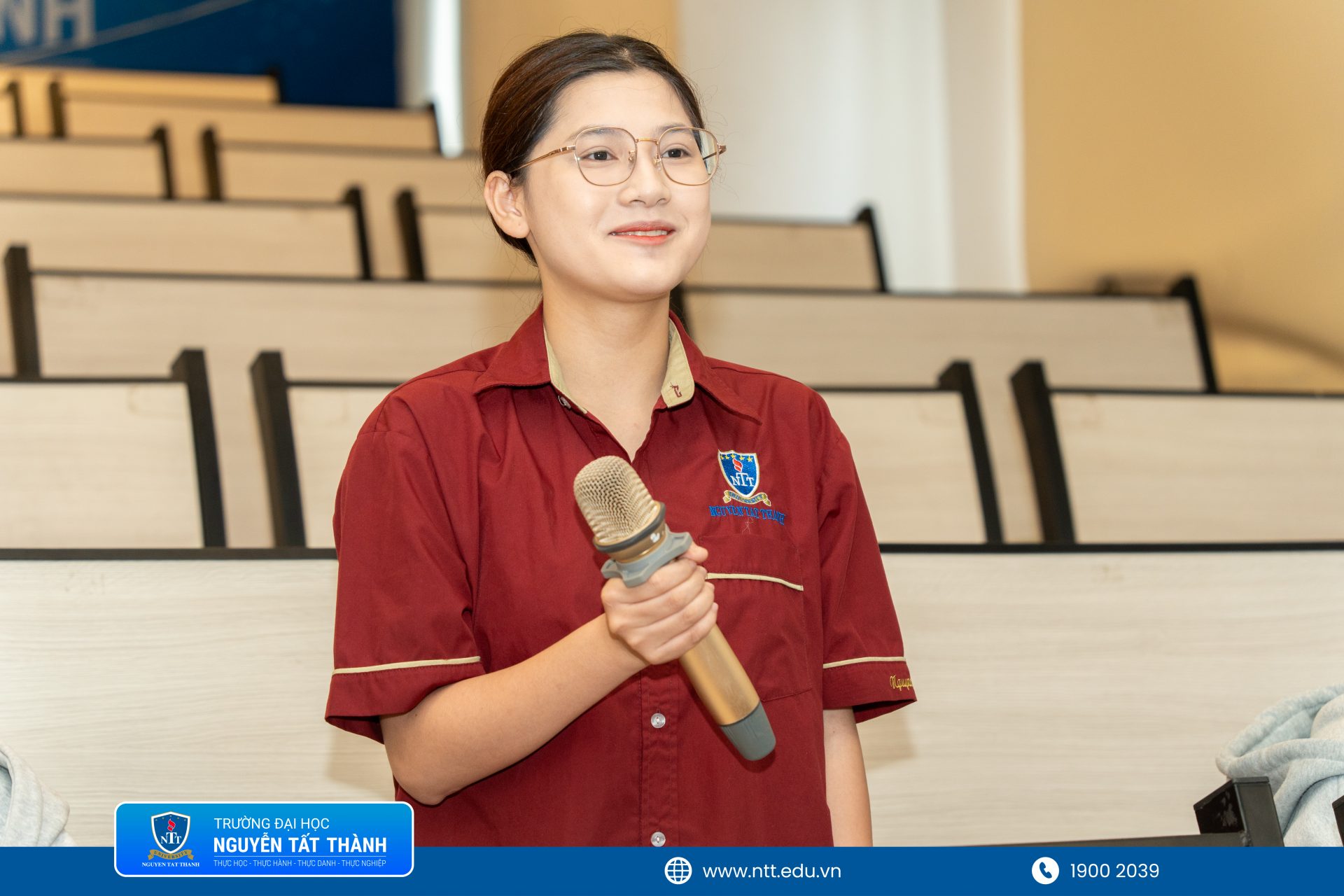 Sinh viên Khoa Du lịch trao đổi, đặt câu hỏi và nhận những chia sẻ thực tế từ diễn giả Bùi Bá Tòng về kỹ năng làm chủ sân khấu, dẫn dắt tập thể và xử lý tình huống.