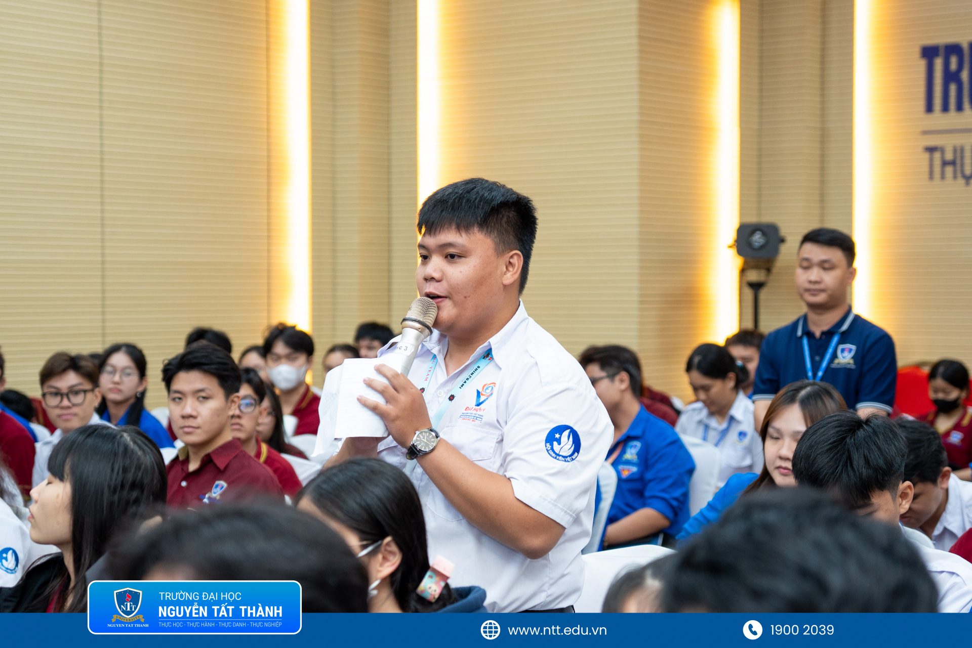 Sinh viên Trường Đại học Nguyễn Tất Thành đặt câu hỏi, đóng góp ý kiến tại chương trình “Đối thoại giữa sinh viên với Lãnh đạo Nhà trường năm học 2025 – 2026”, thể hiện tinh thần chủ động, thẳng thắn và trách nhiệm trong việc cùng Nhà trường xây dựng môi trường học tập ngày càng chất lượng