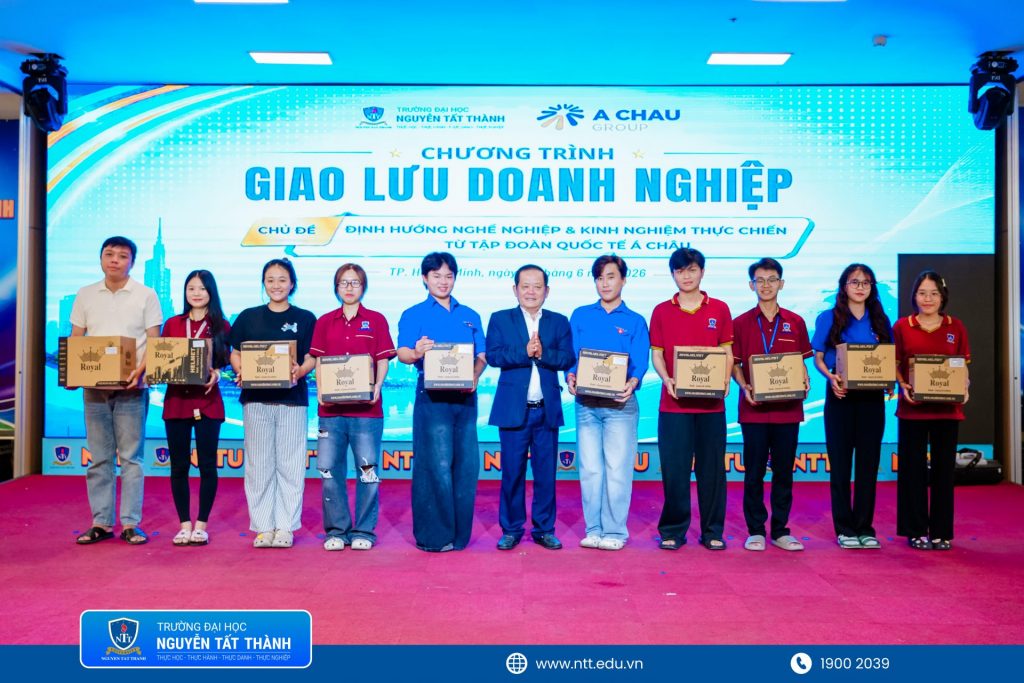 Tặng quà cho sinh viên