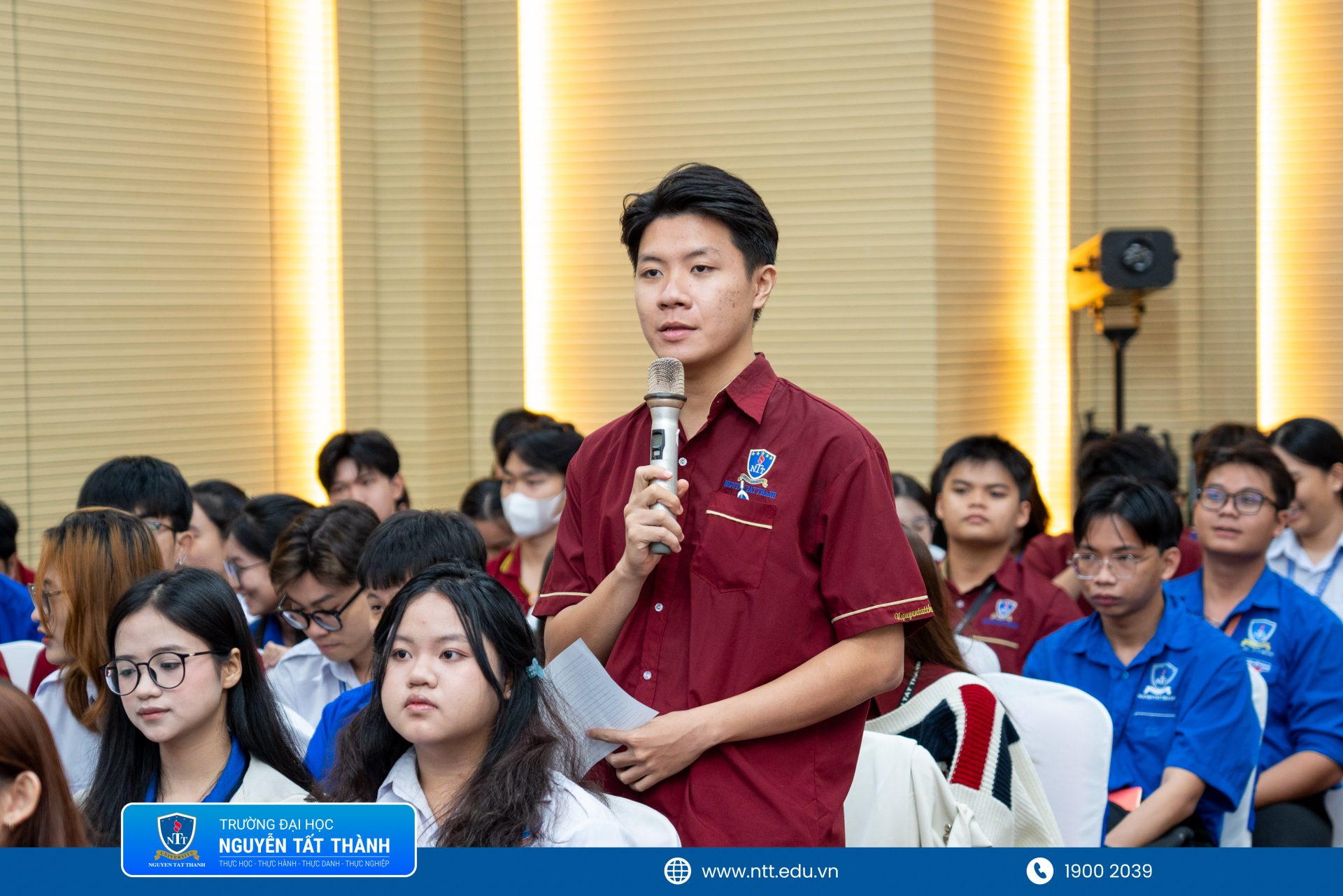 Sinh viên Trường Đại học Nguyễn Tất Thành đặt câu hỏi, đóng góp ý kiến tại chương trình “Đối thoại giữa sinh viên với Lãnh đạo Nhà trường năm học 2025 – 2026”, thể hiện tinh thần chủ động, thẳng thắn và trách nhiệm trong việc cùng Nhà trường xây dựng môi trường học tập ngày càng chất lượng