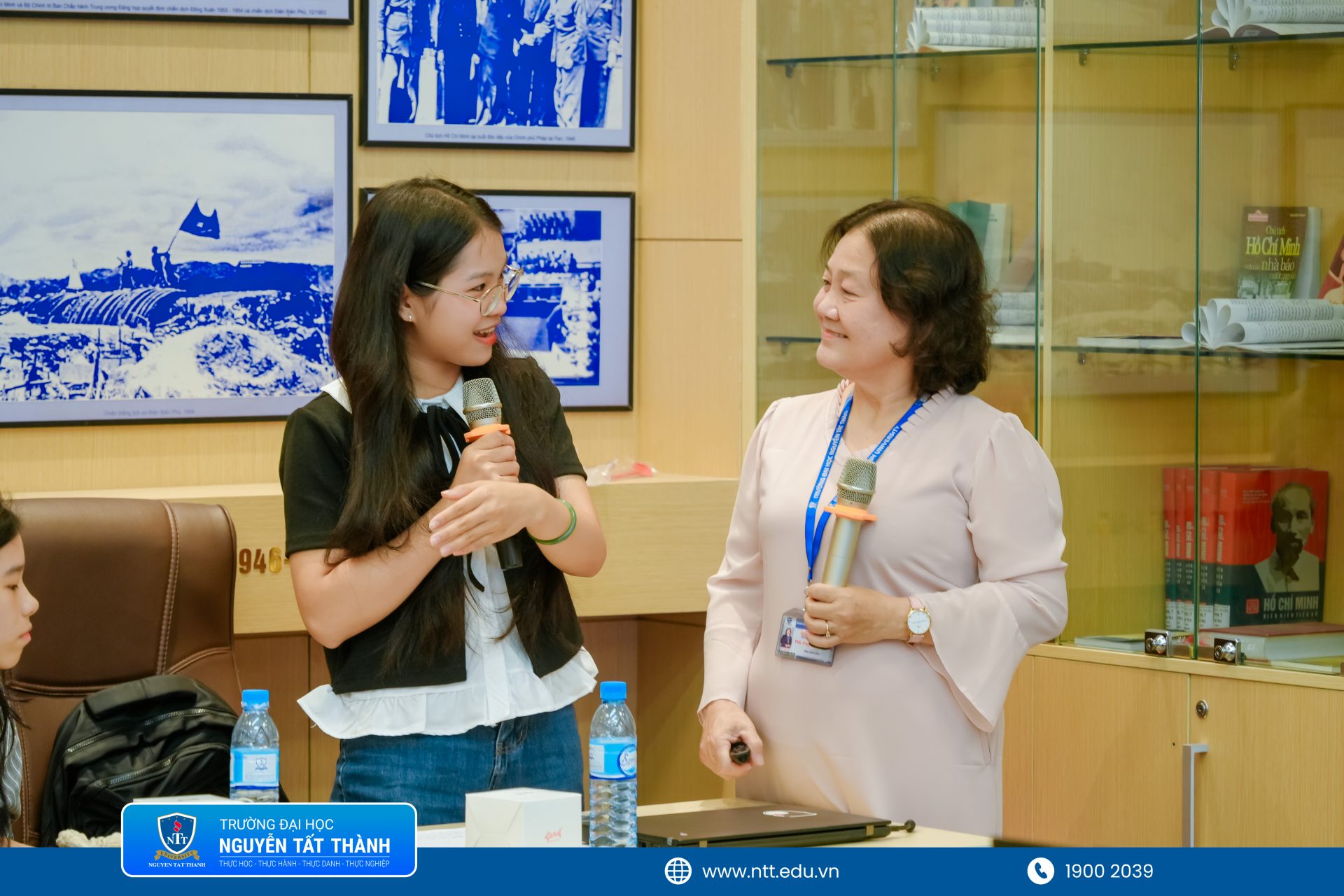 Các đội thi theo dõi phần phân tích tình huống ứng dụng Blockchain trong truy xuất nguồn gốc, chuỗi cung ứng và thương mại điện tử, đồng thời thực hành xây dựng cấu trúc bài pitch nhằm rèn luyện khả năng trình bày ngắn gọn, rõ ràng và thuyết phục.