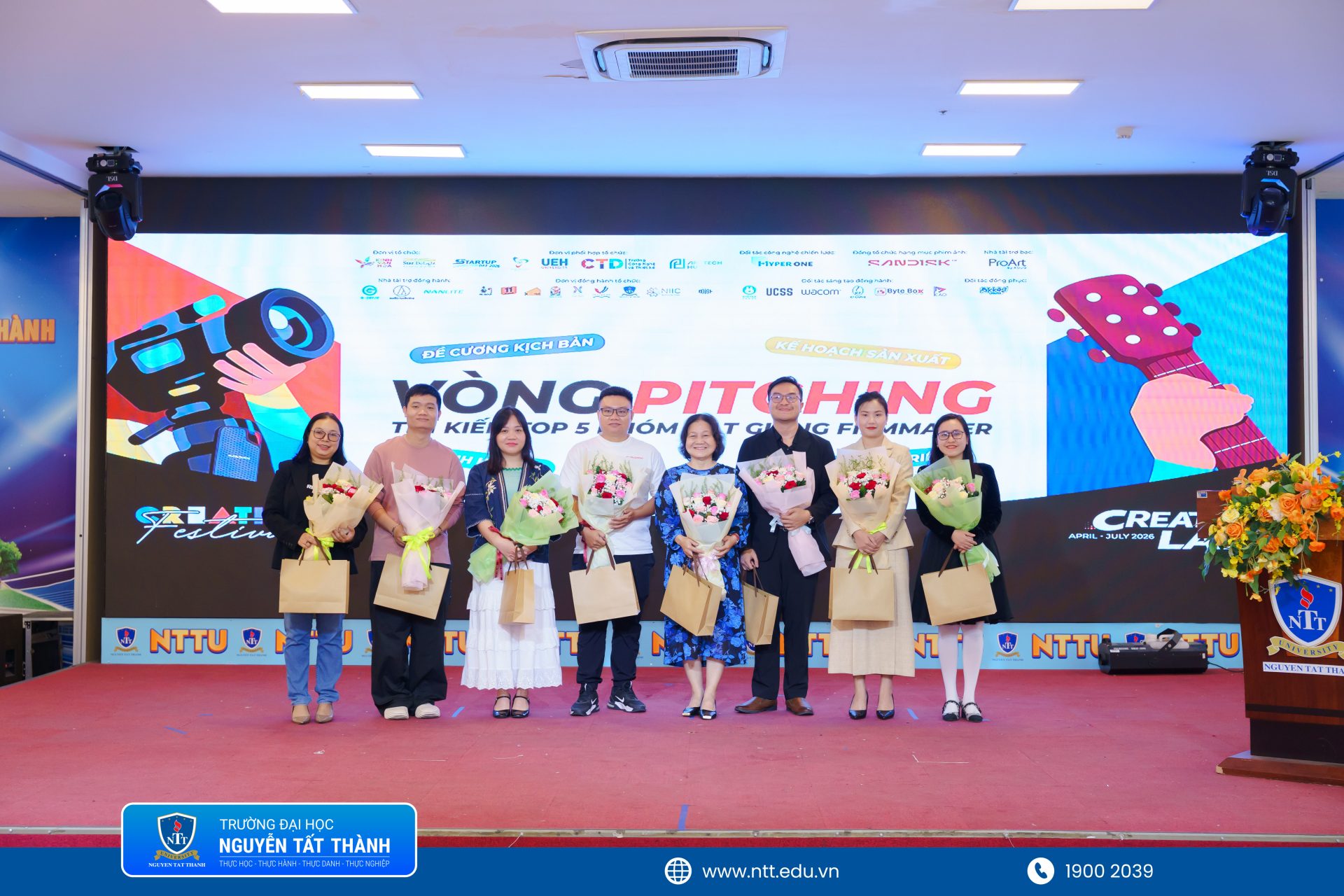 Đại diện Ban Tổ chức tặng hoa tri ân các khách mời và thành viên Ban Giám khảo đã đồng hành, phản biện và góp ý chuyên môn cho các dự án tại Kính Vạn Hoa – Creative Lab mùa 3. 