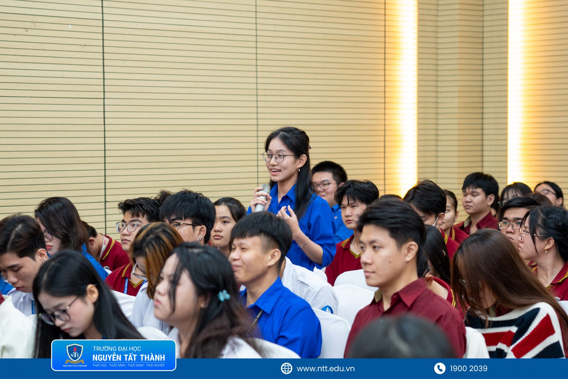 Sinh viên Trường Đại học Nguyễn Tất Thành đặt câu hỏi, đóng góp ý kiến tại chương trình “Đối thoại giữa sinh viên với Lãnh đạo Nhà trường năm học 2025 – 2026”, thể hiện tinh thần chủ động, thẳng thắn và trách nhiệm trong việc cùng Nhà trường xây dựng môi trường học tập ngày càng chất lượng