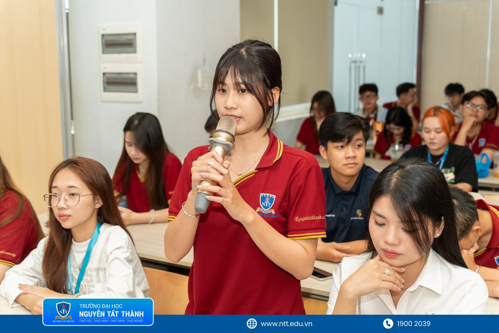 Sinh viên Khoa Du lịch trao đổi, đặt câu hỏi và nhận những chia sẻ thực tế từ diễn giả Bùi Bá Tòng về kỹ năng làm chủ sân khấu, dẫn dắt tập thể và xử lý tình huống.