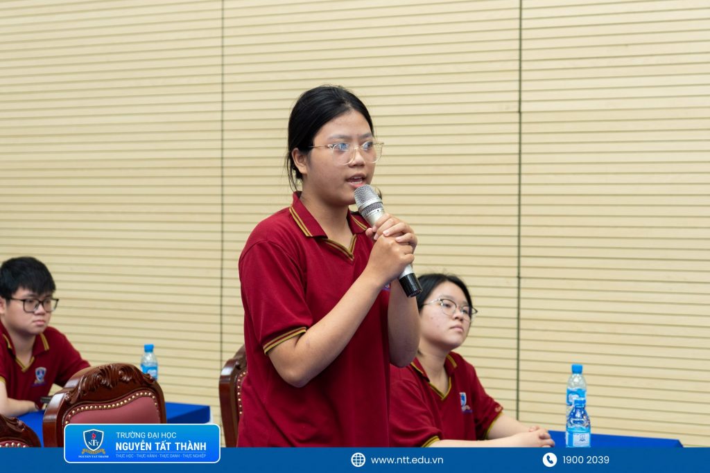 sinh viên thảo luận