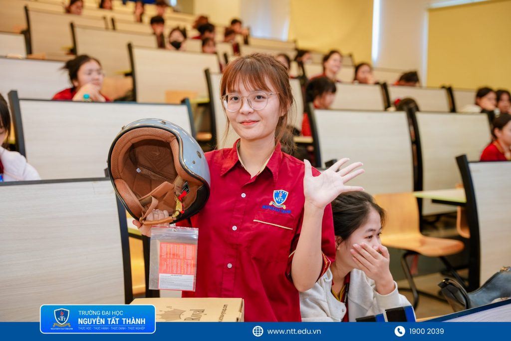 Sinh viên nhận quà