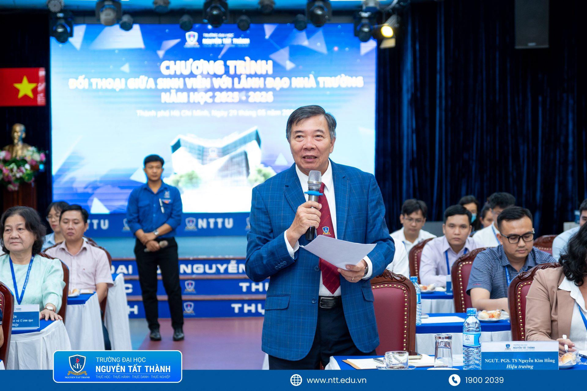 Đại diện Ban Giám hiệu, lãnh đạo các khoa, phòng, ban và đơn vị chức năng Trường Đại học Nguyễn Tất Thành trực tiếp lắng nghe, trao đổi và giải đáp các ý kiến của sinh viên tại chương trình đối thoại, góp phần tăng cường sự kết nối giữa Nhà trường và người học