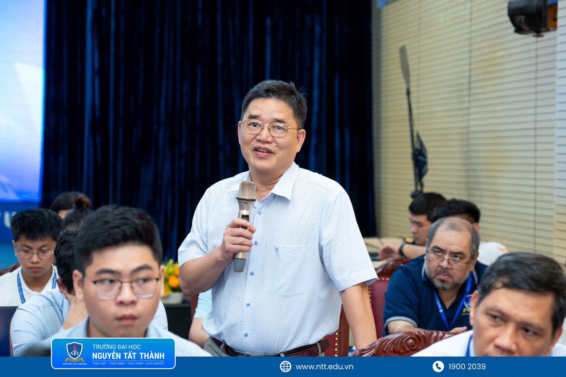 Đại diện Ban Giám hiệu, lãnh đạo các khoa, phòng, ban và đơn vị chức năng Trường Đại học Nguyễn Tất Thành trực tiếp lắng nghe, trao đổi và giải đáp các ý kiến của sinh viên tại chương trình đối thoại, góp phần tăng cường sự kết nối giữa Nhà trường và người học