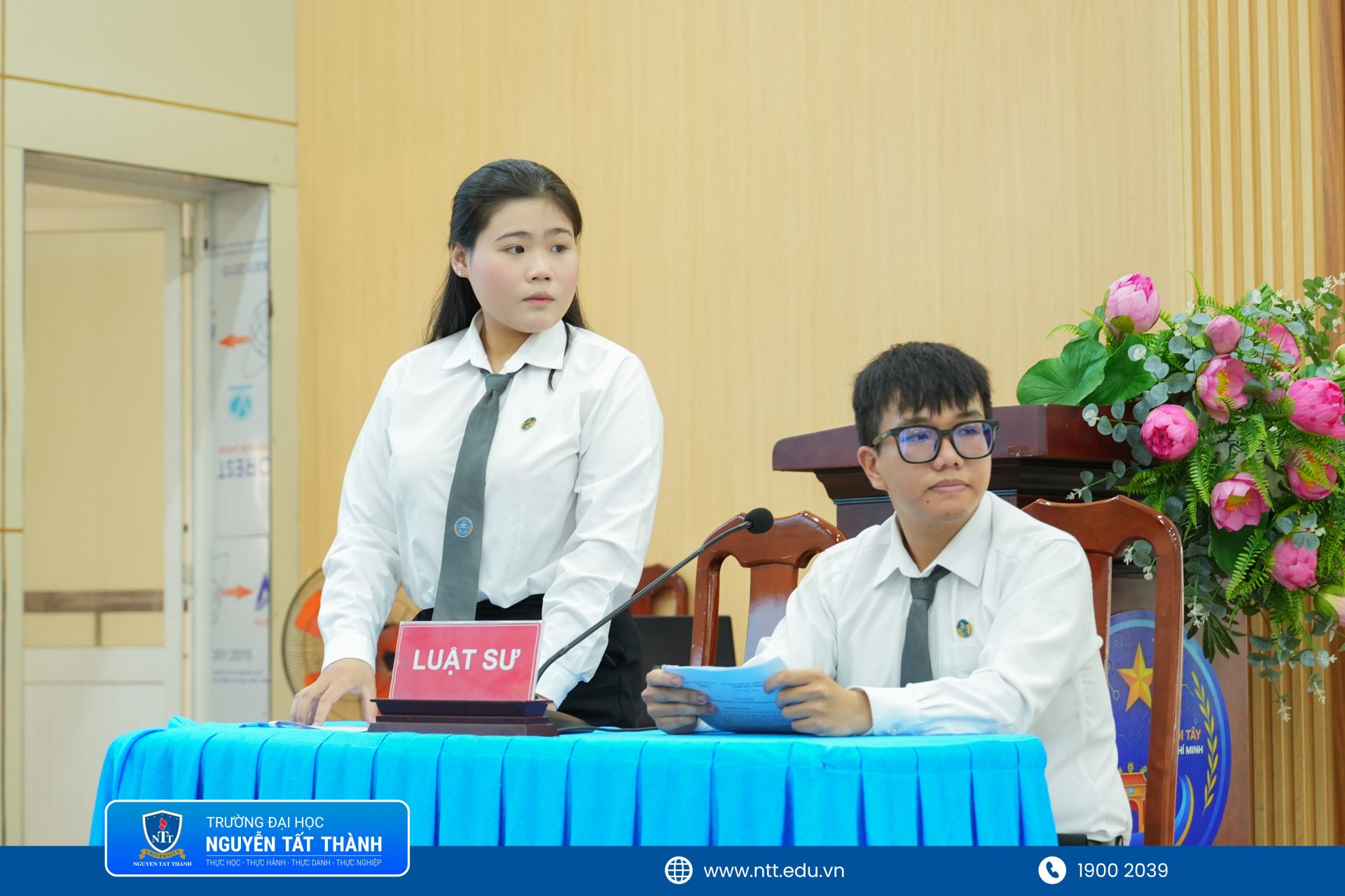 Sinh viên Khoa Luật NTTU tham gia phiên tòa giả định trong nhiều vai trò như hội đồng xét xử, kiểm sát viên, luật sư và người tham gia tố tụng