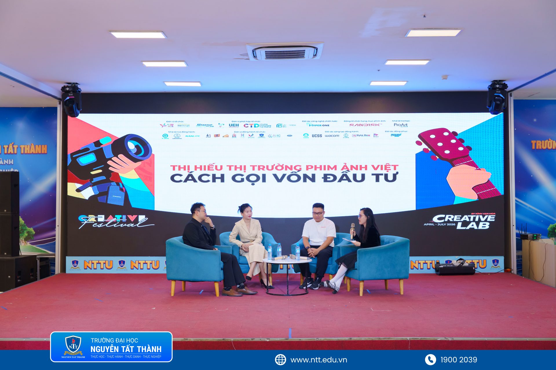 Talkshow giao lưu cùng sinh viên tại Trường Đại học Nguyễn Tất Thành tạo không gian đối thoại cởi mở giữa người học và các chuyên gia trong lĩnh vực điện ảnh, âm nhạc, công nghiệp sáng tạo. 